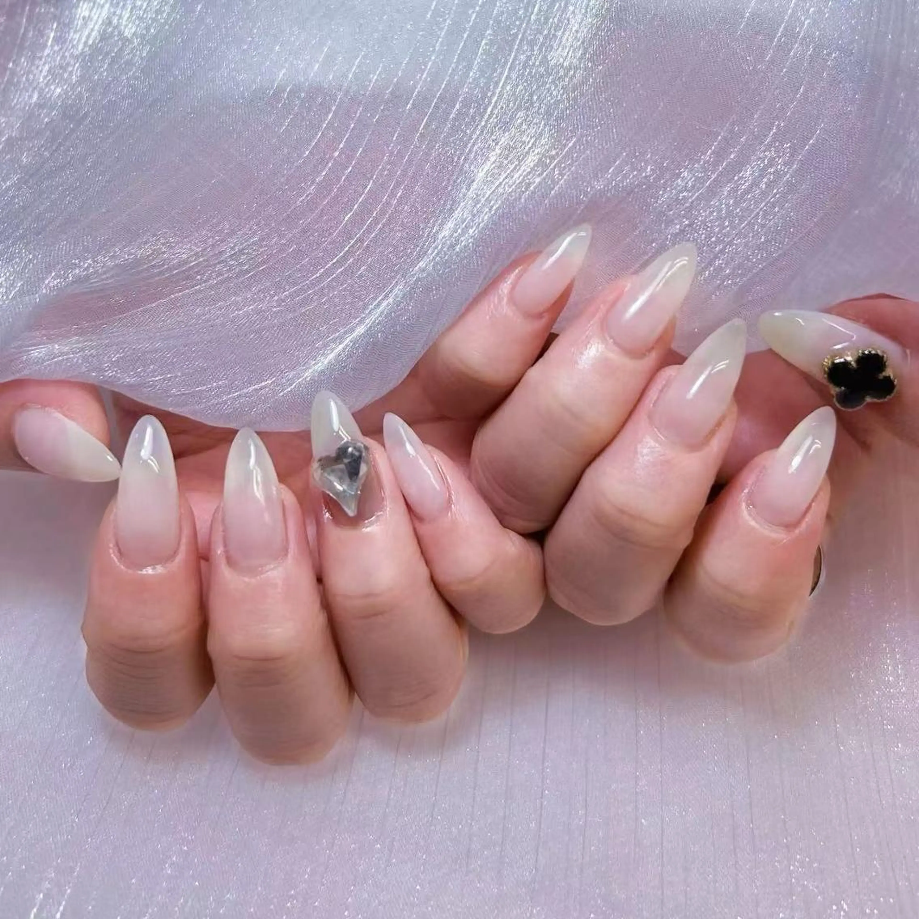 ネイル アートネイル オーロラネイル ガーリー キラキラネイル 韓国ネイル ハンドネイル Nail Monsterのネイルデザイン