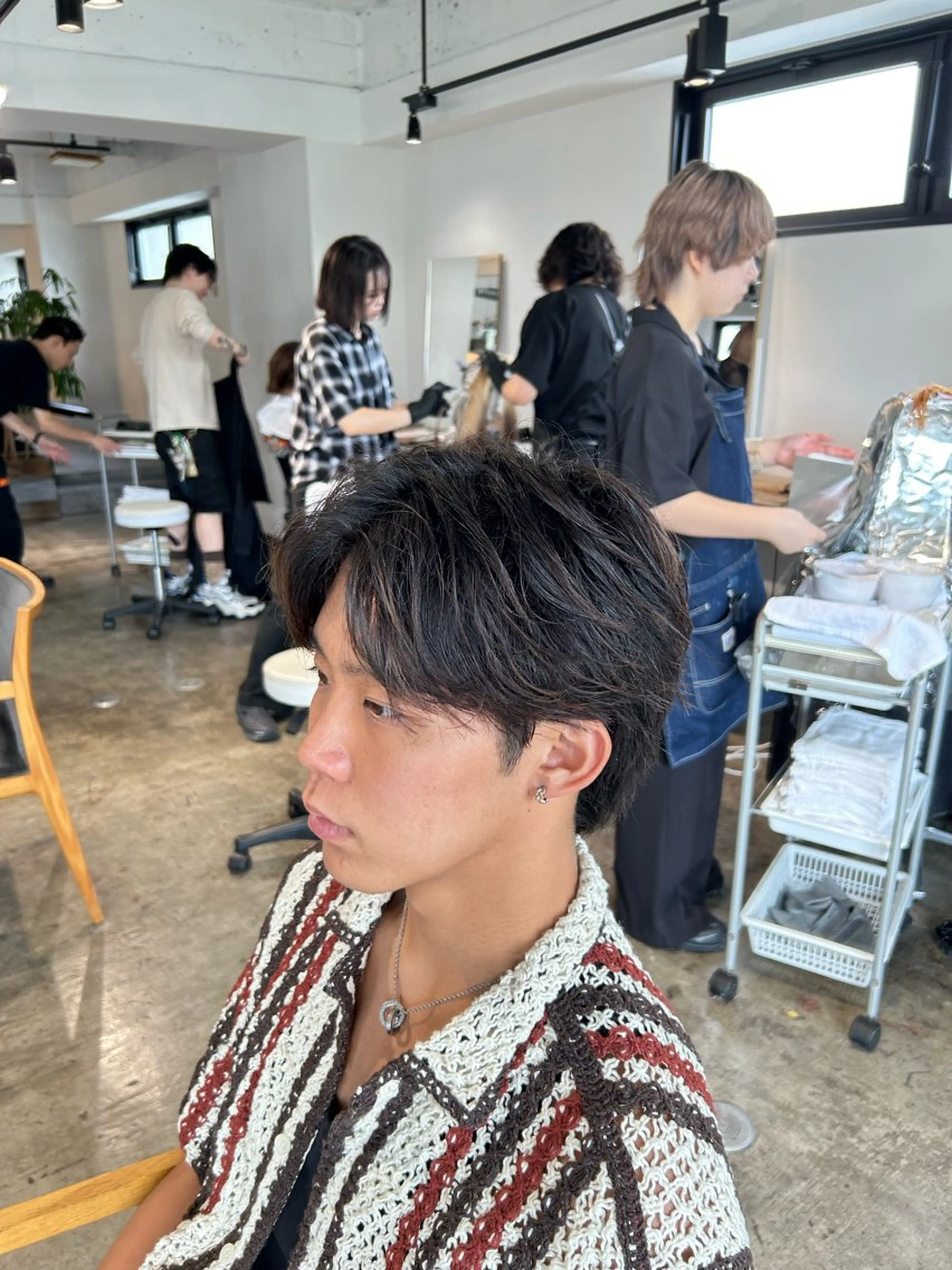 ショート パーマ メンズ センターパート ダウンパーマ カルマパーマ メンズ韓国風 マッシュウルフ カット パーマ フェザーパーマ癖毛 曲がる縮毛矯正森岡のヘアスタイル