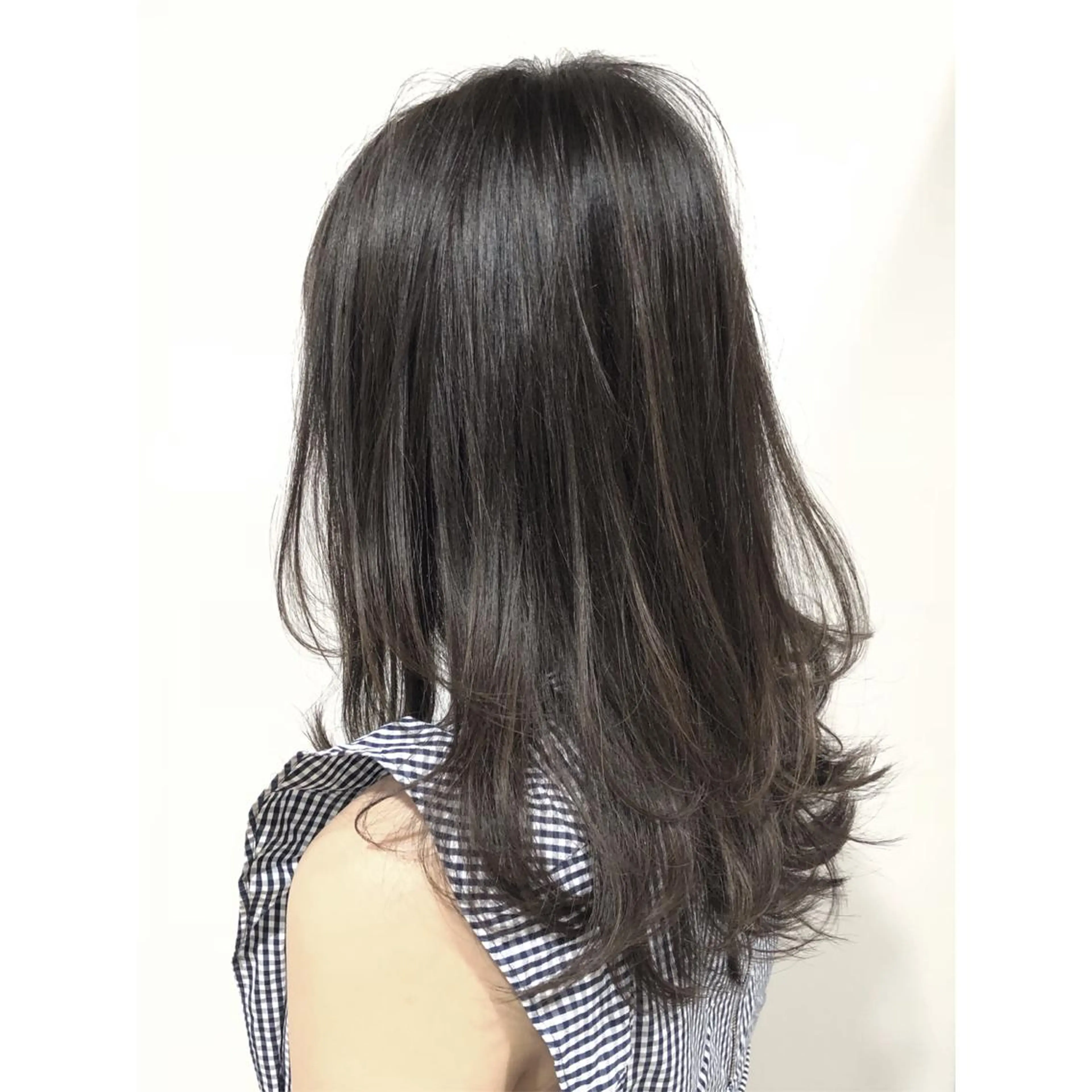 セミロング カラー アッシュ ベージュカラー 透明感カラー ハイライトカラー イルミナカラー KIZU 髪質改善 オカルト怪談のヘアスタイル
