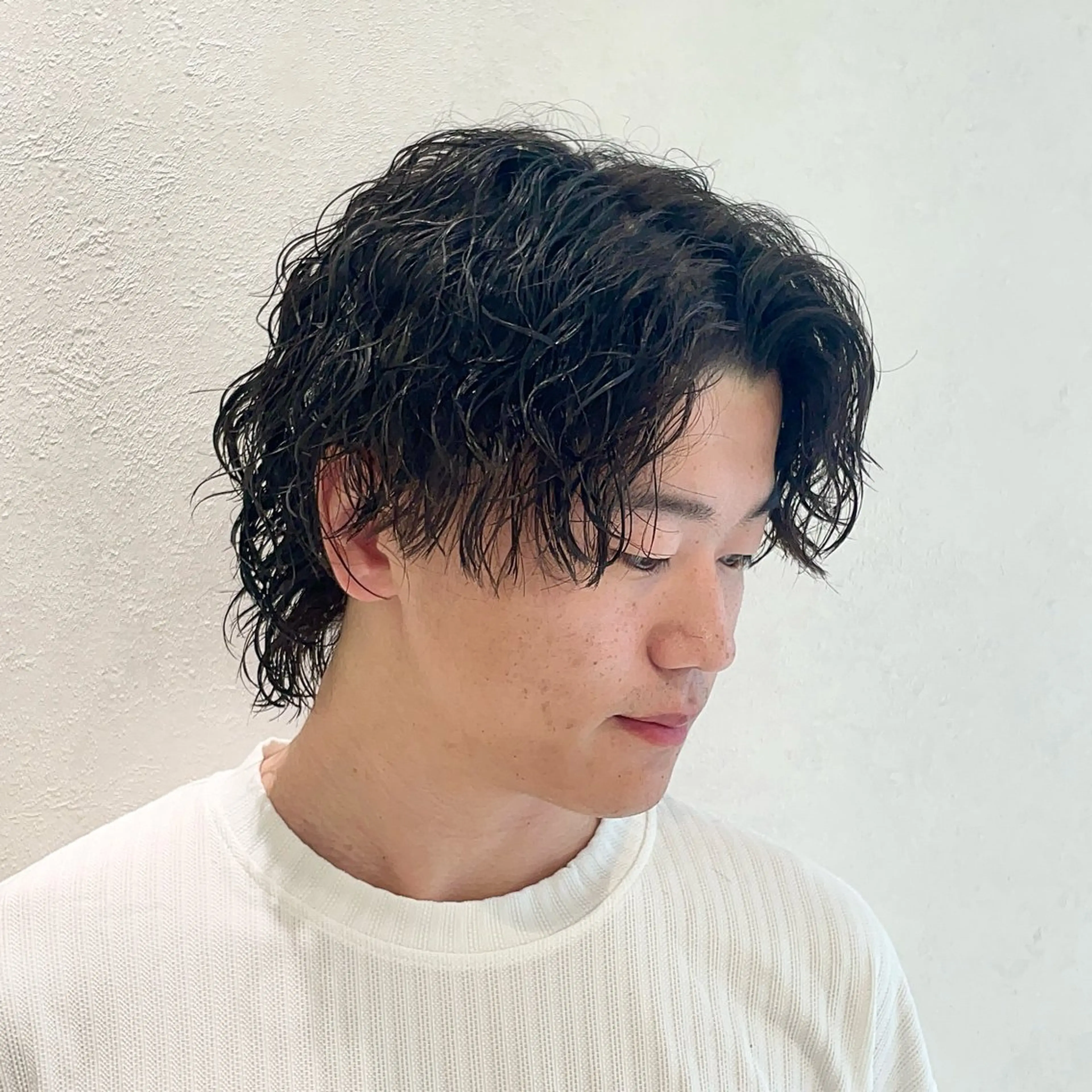 ショート パーマ メンズ メンズハイライト メンズメッシュ メンズパーマ 波巻きパーマ ハイライト カット パーマ メンズ特化店長✨ 9/8空き◎岡本一真のヘアスタイル
