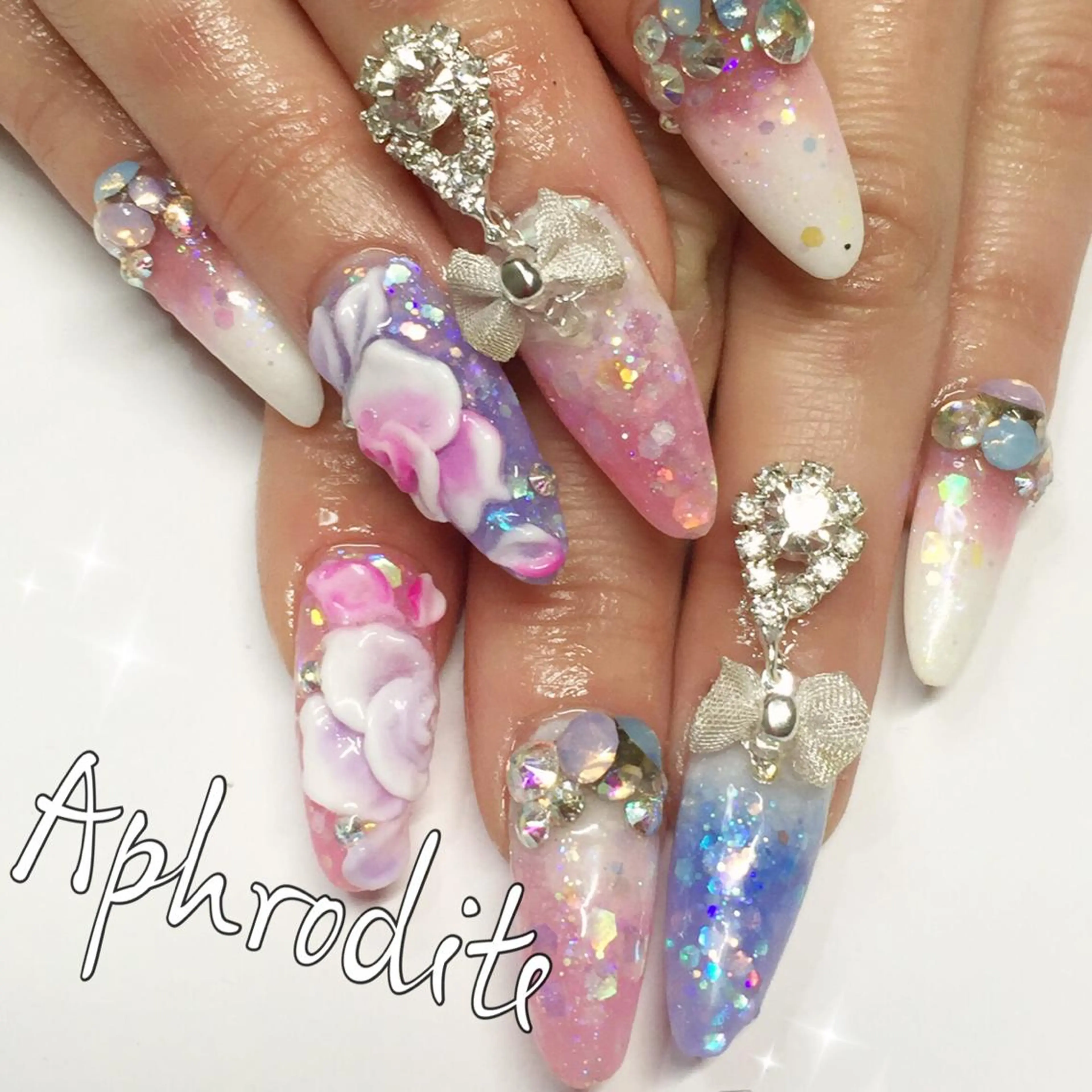 ロング ネイル APHRODITE Nagisaのネイルデザイン