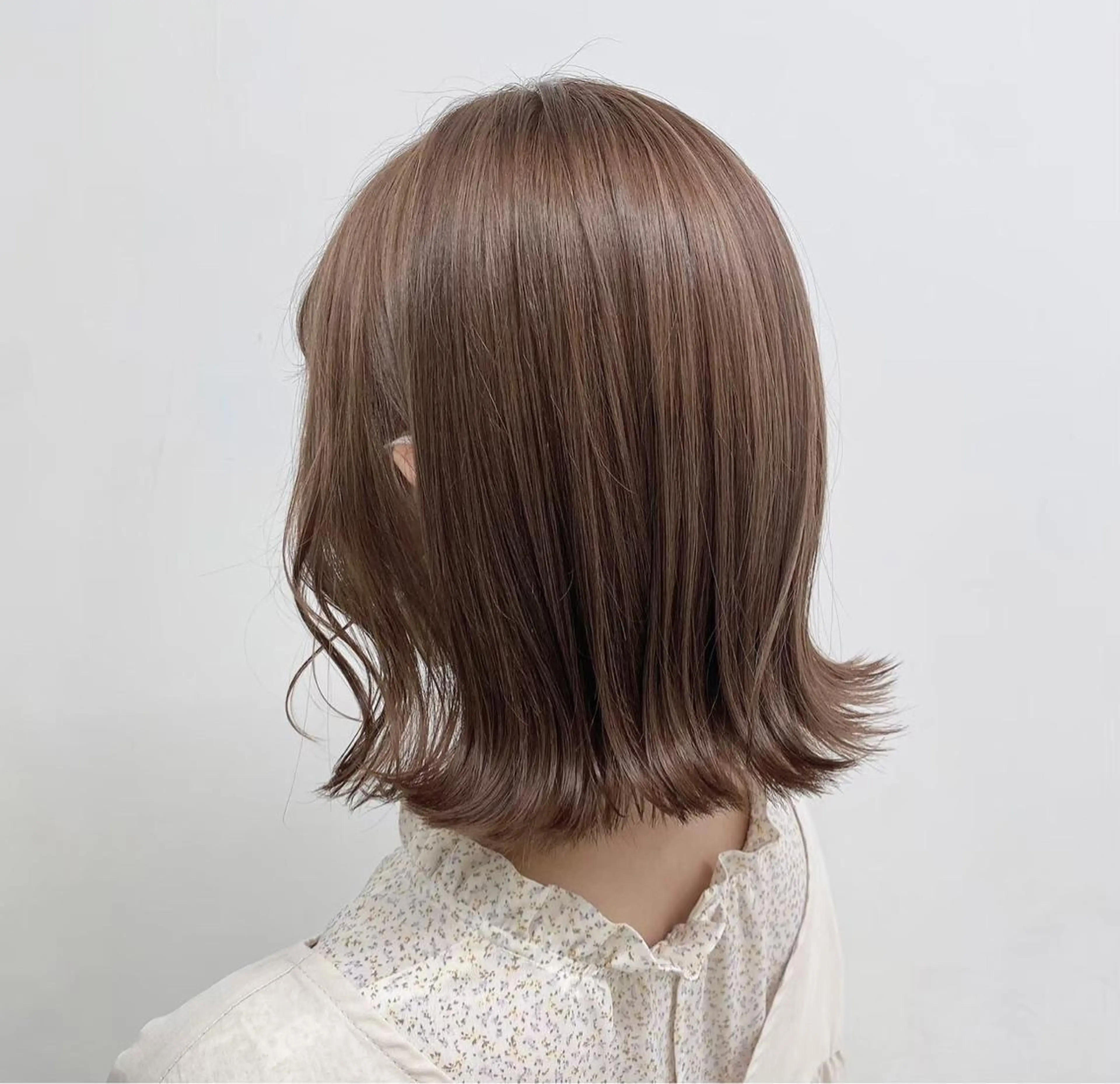 セミロング ハイトーン🤍ブロン ド🤍MISAKIのヘアスタイル