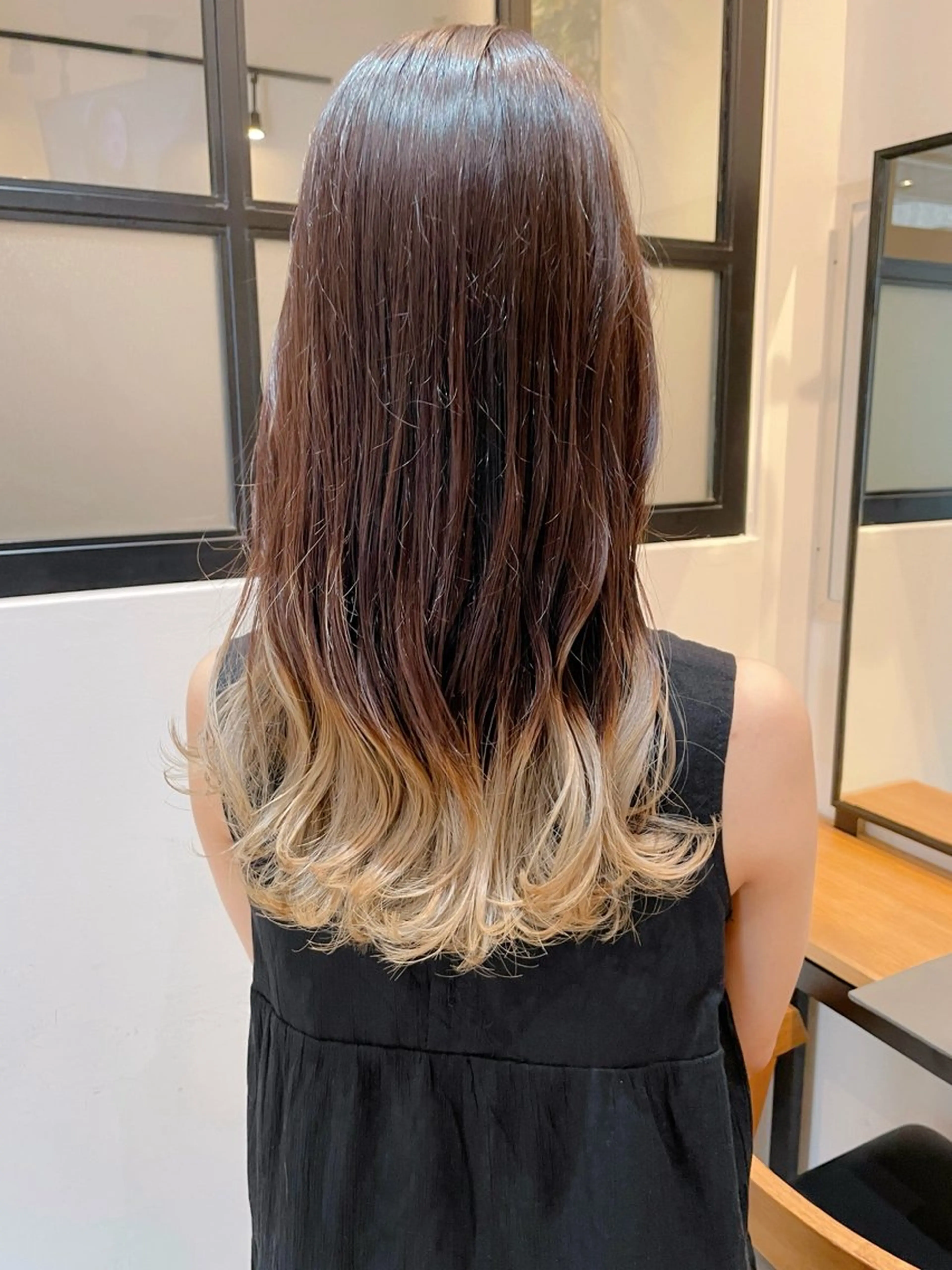 ロング カラー ベージュカラー デザインカラー グラデーションカラー ハイトーンカラー ミルクティーベージュ カット ヘアカラー トリートメント デザインカラー/ ブリーチ/稲若健太郎のヘアスタイル
