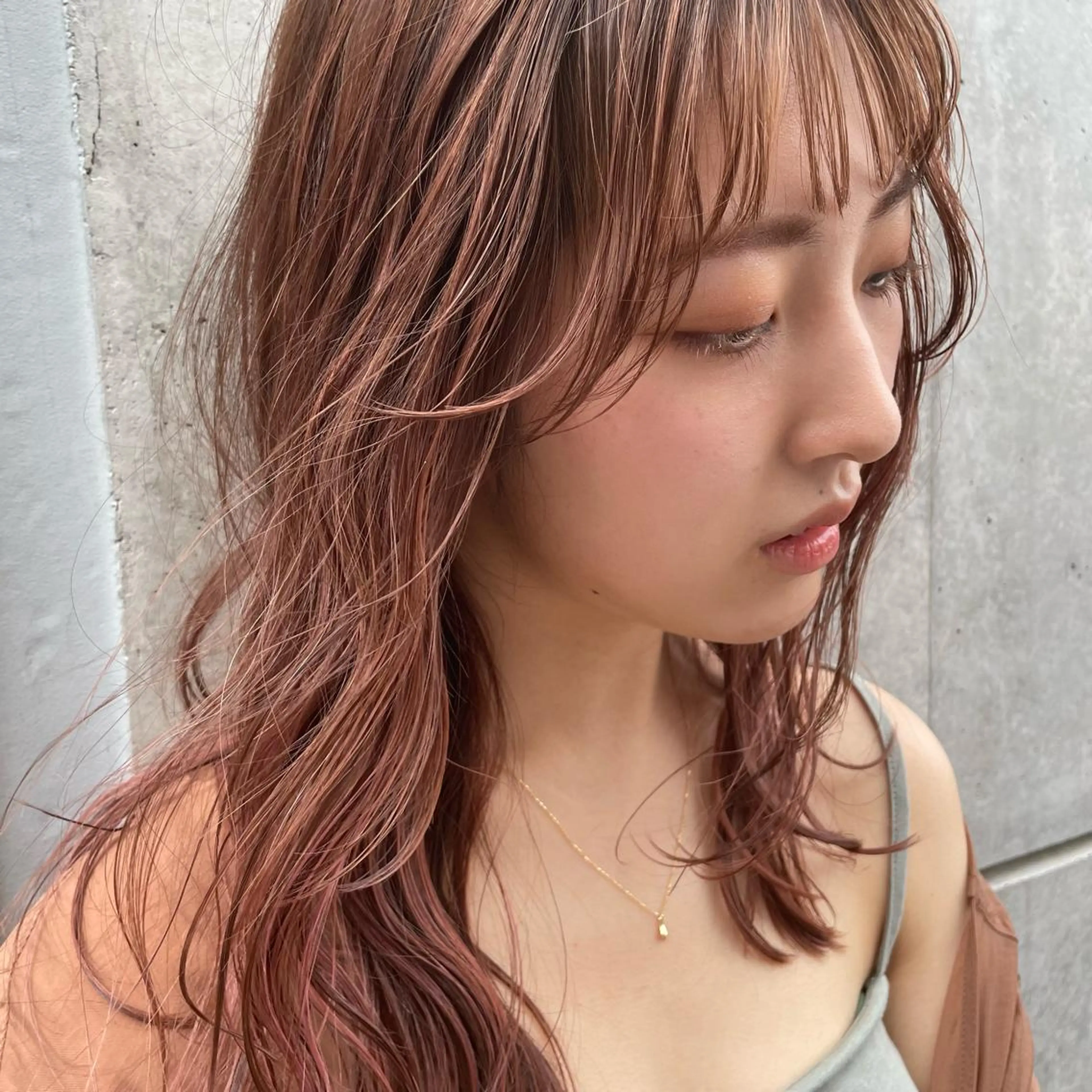 セミロング カラー ハイライトカラー ピンクカラー シアーピンク ハイライト ヘアカラー トリートメント 王子田 隼のヘアスタイル