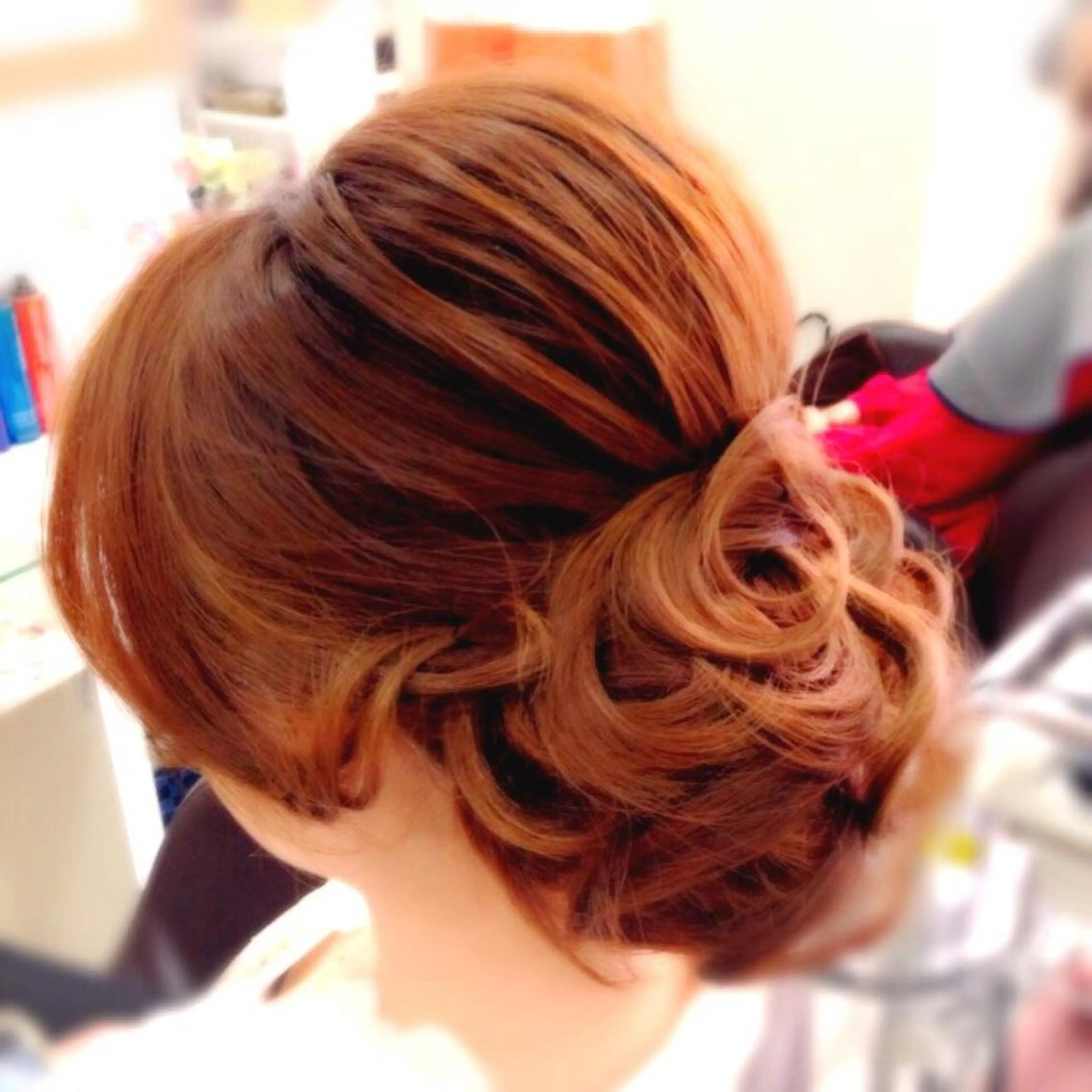 ヘアアレンジ お団子ヘア Sunny &RoyGBiv所属・松本 かなこのマツエク・マツパデザイン