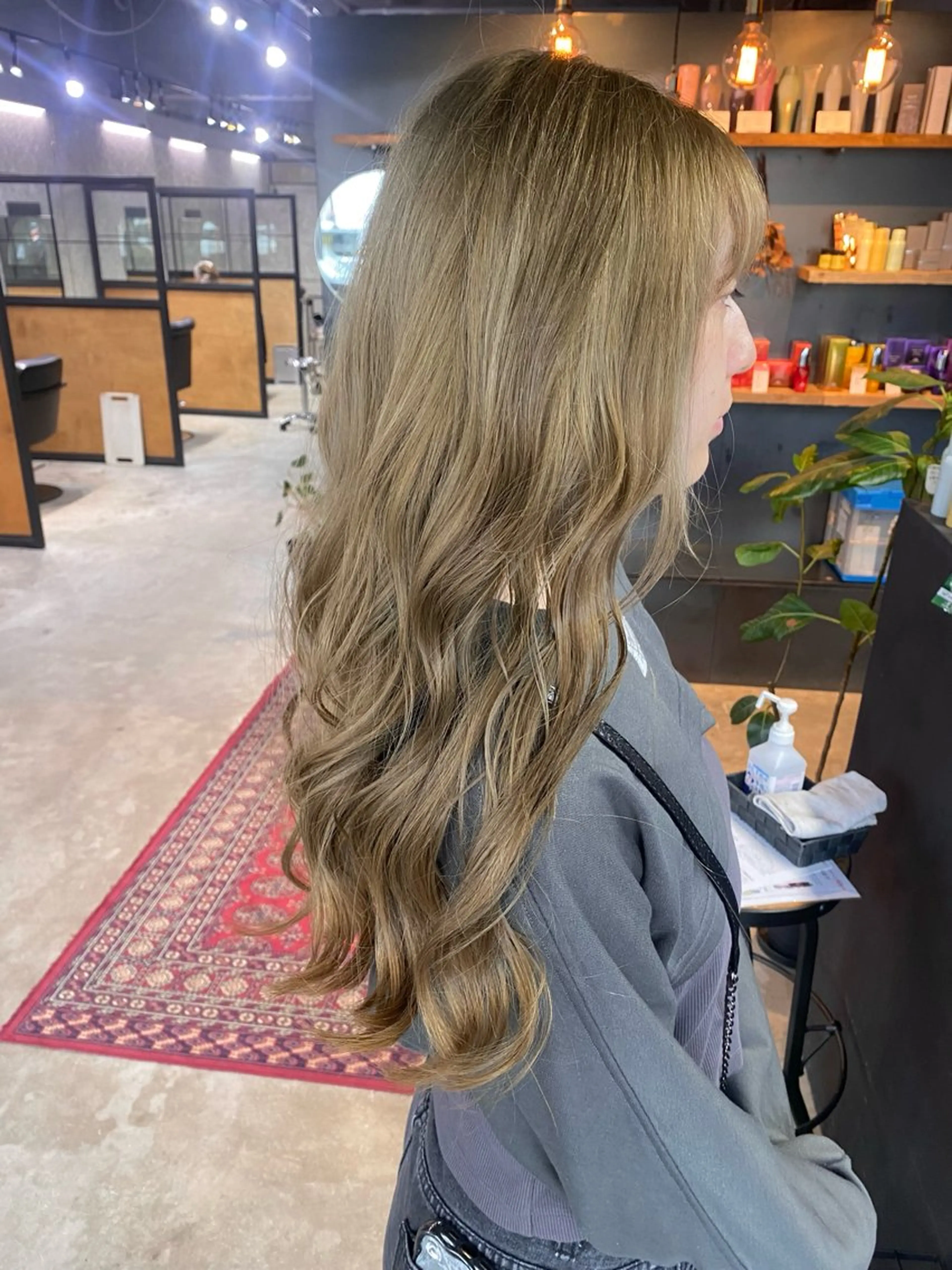 ロング カラー ベージュカラー ブリーチ ダブルカラー カット ヘアカラー Linda Hiro所属・坂下 麻梨奈のヘアスタイル