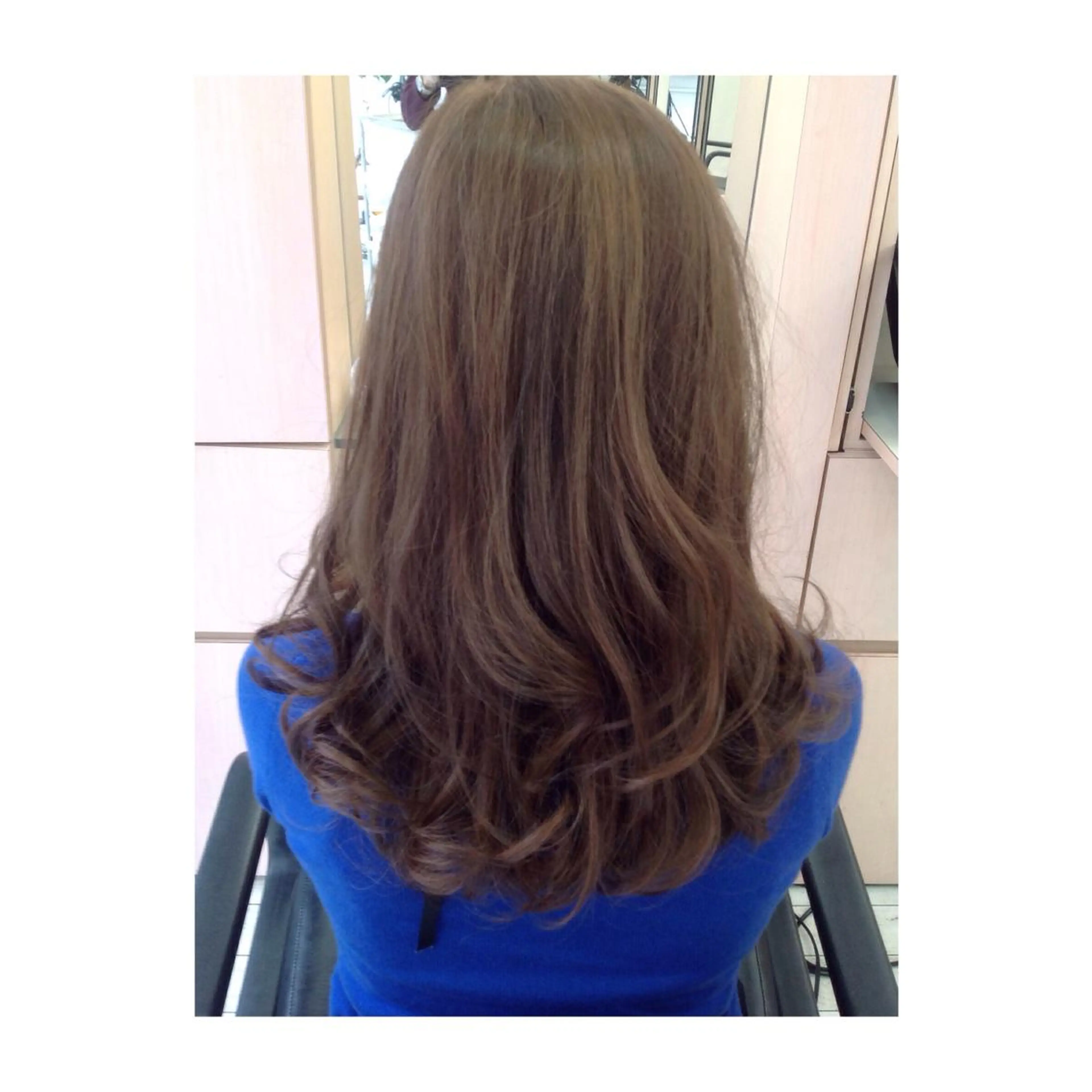 セミロング ロング カラー パーマ ハイトーンカラー アオガミ （前髪顔周りカット）のヘアスタイル