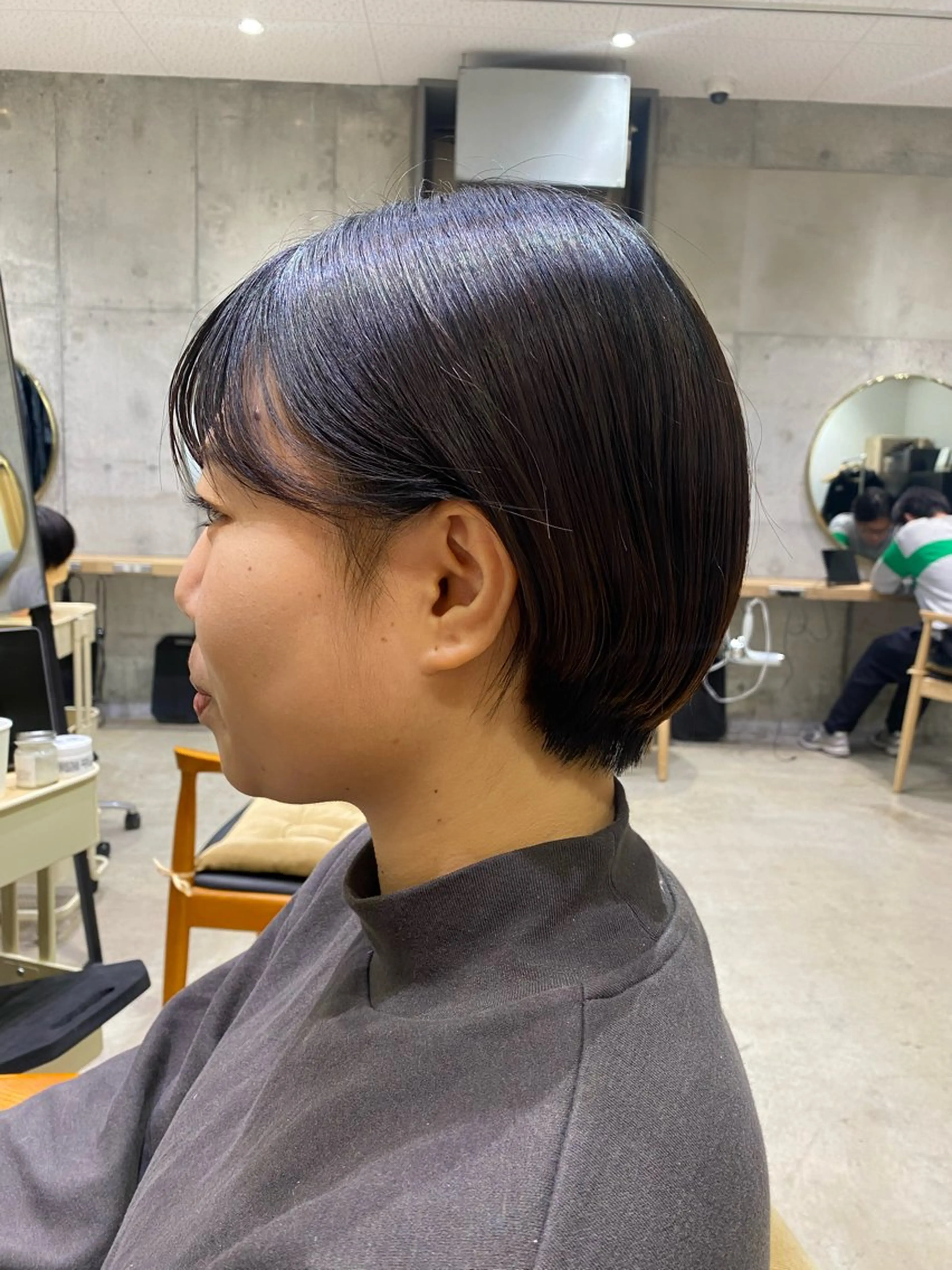 ショート fumi🪞血色感 アップ艶カラーのヘアスタイル