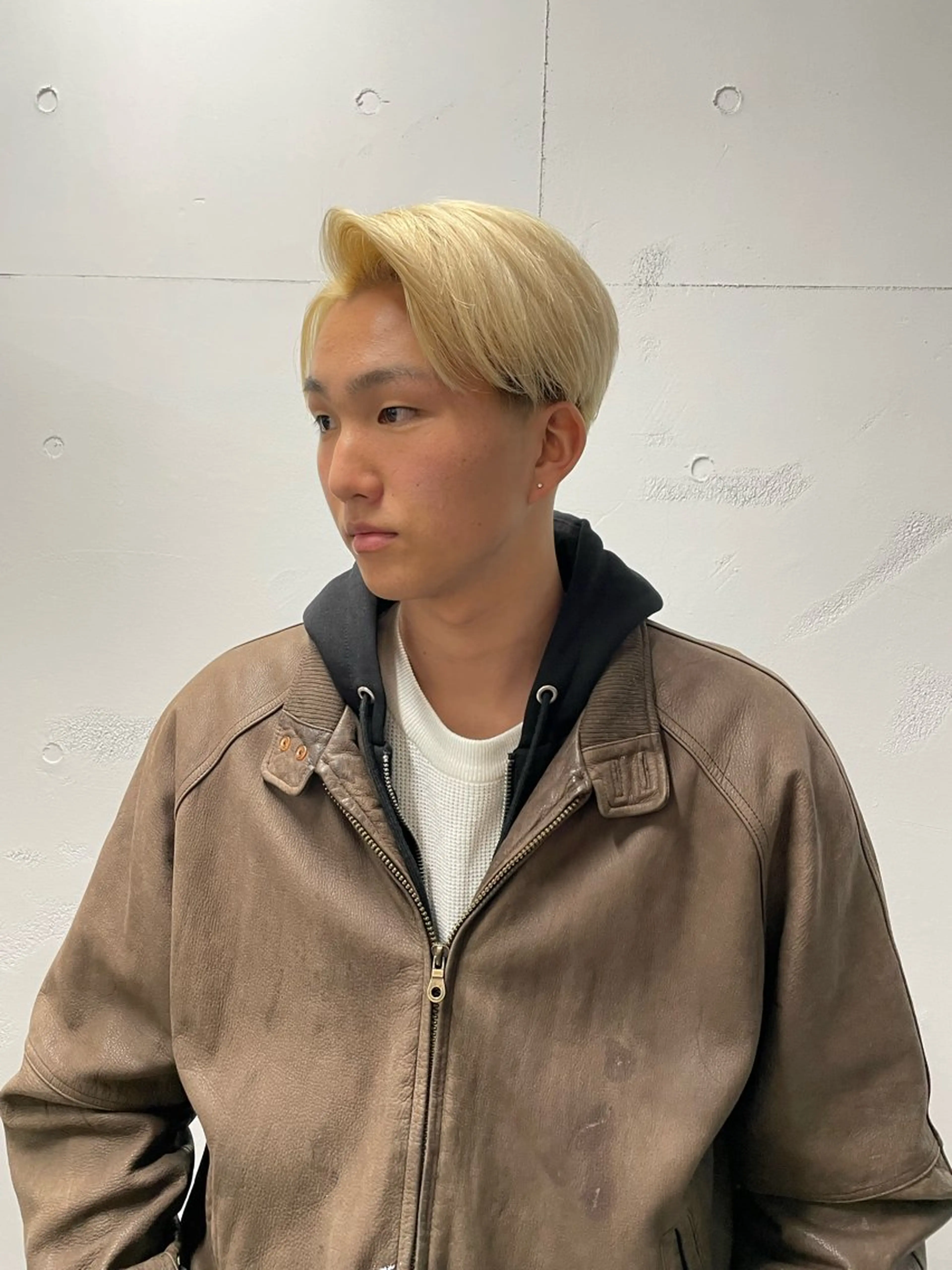 カラー メンズ 抜きっぱなしブロンド ブロンド カット ヘアカラー darts所属・マツダ レンのヘアスタイル