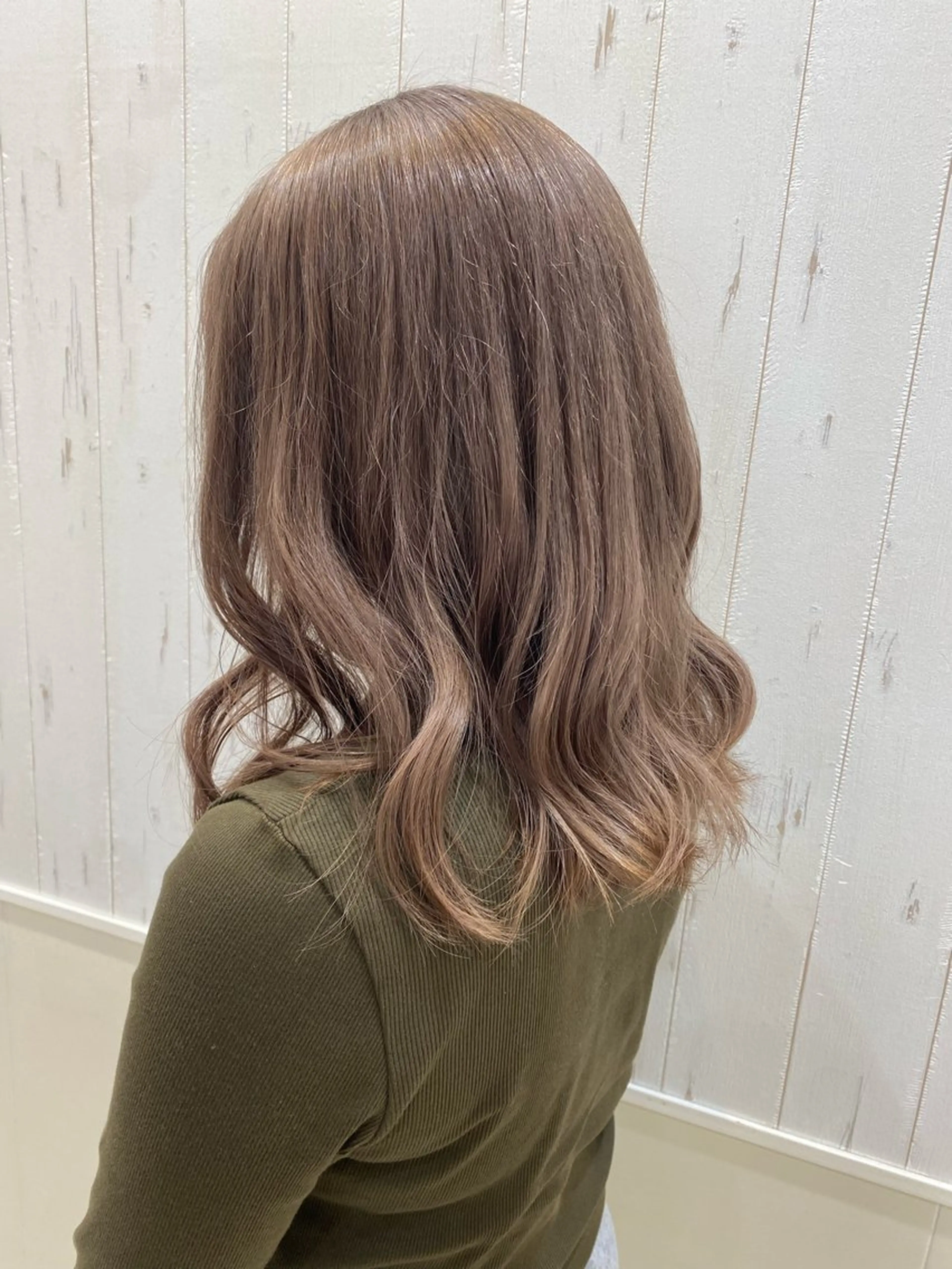 セミロング カラー 中山 愛美莉のヘアスタイル