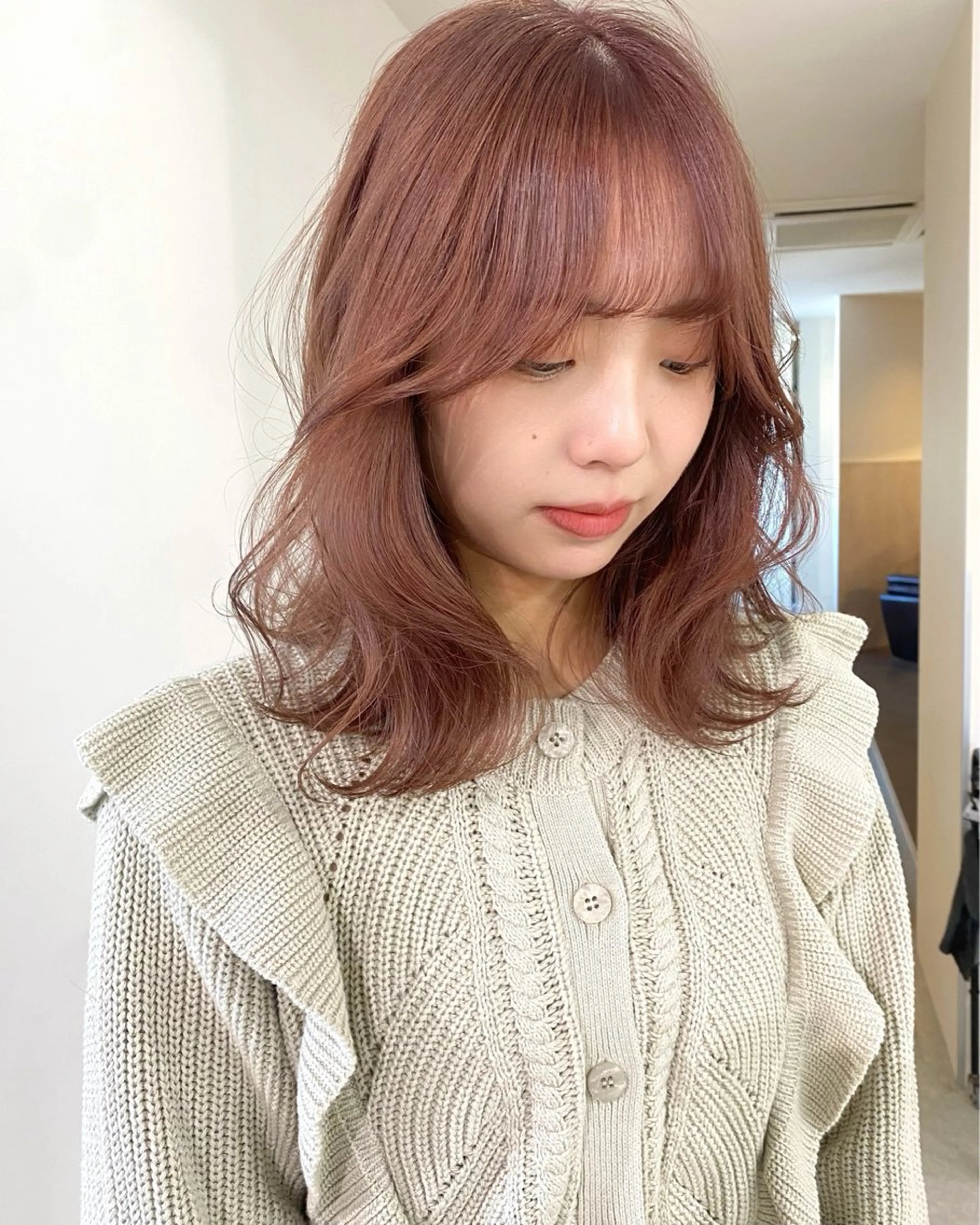 ミディアム カラー ブリーチ ピンクカラー レイヤーカット ヘアカラー mizuki/ピンク ベージュ.レイヤーのヘアスタイル