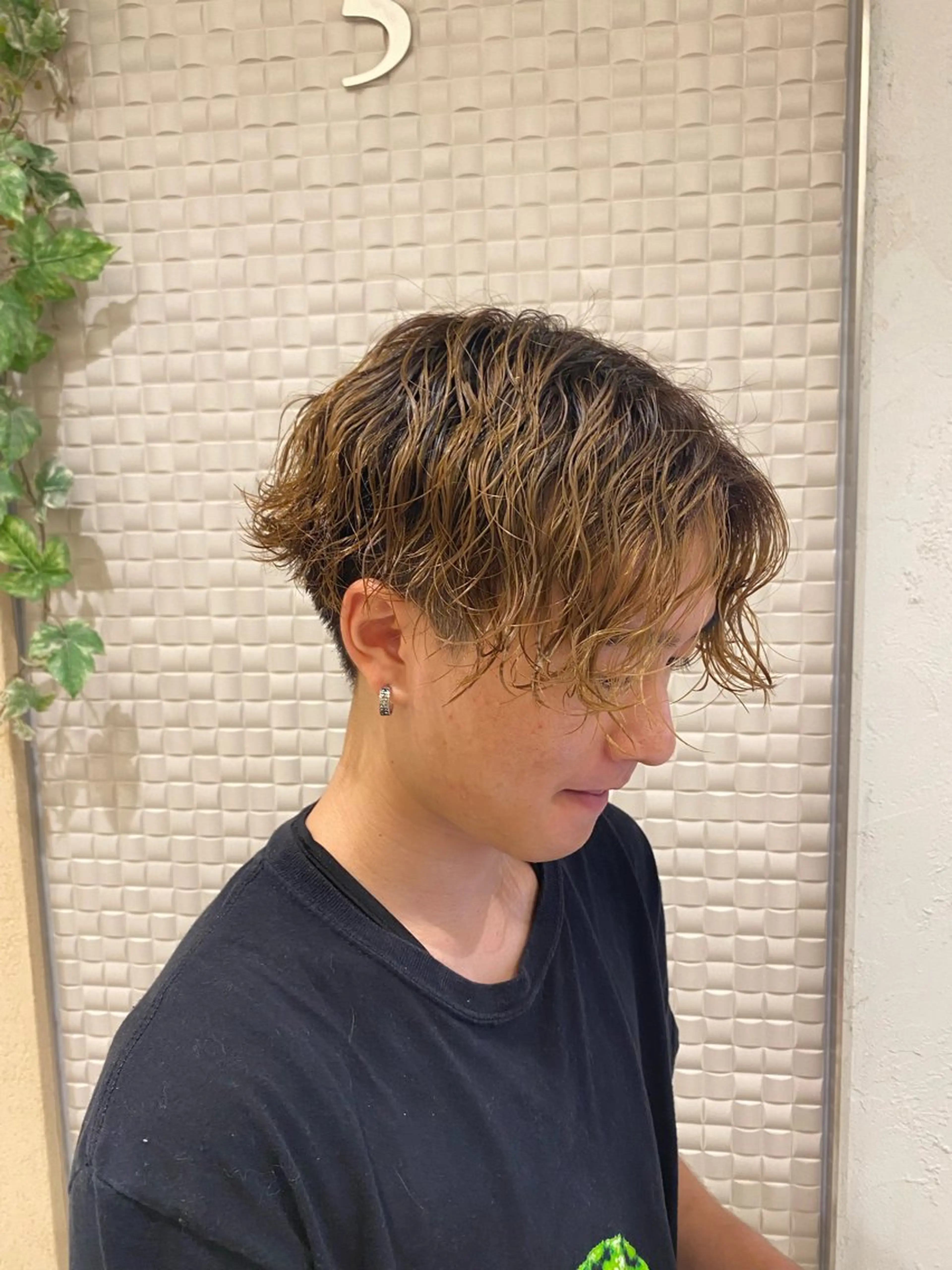 ミディアム カラー パーマ メンズ ミディアムパーマ メンズブリーチ メンズパーマ ブリーチ カット パーマ トリートメント ヘアセット 新宿スペインカール ヨモギダのヘアスタイル
