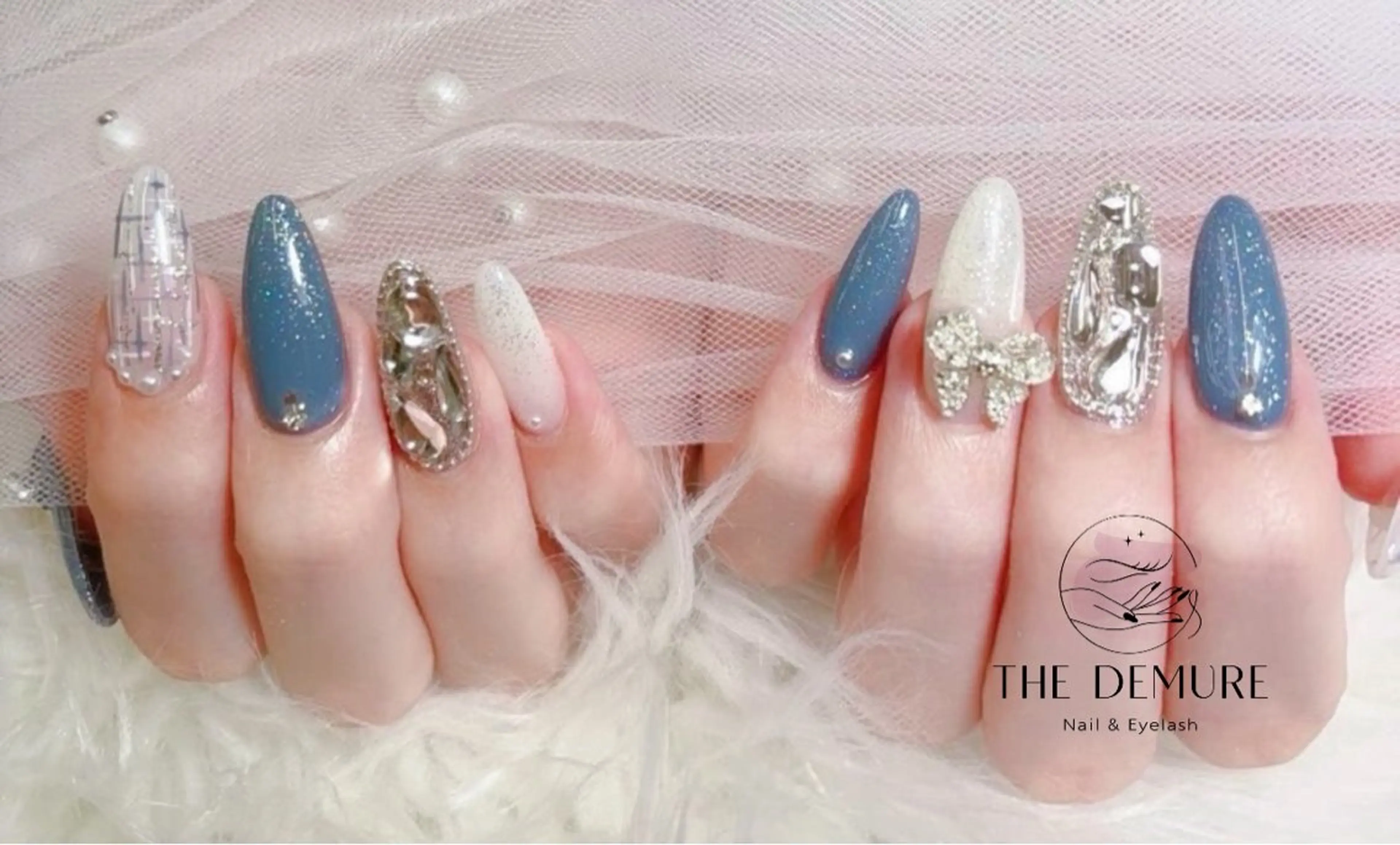 ネイル アートネイル キラキラネイル 韓国ネイル 水色 ロングネイル ハンドネイル ハンドケア NailDemure 【銀座店】のネイルデザイン