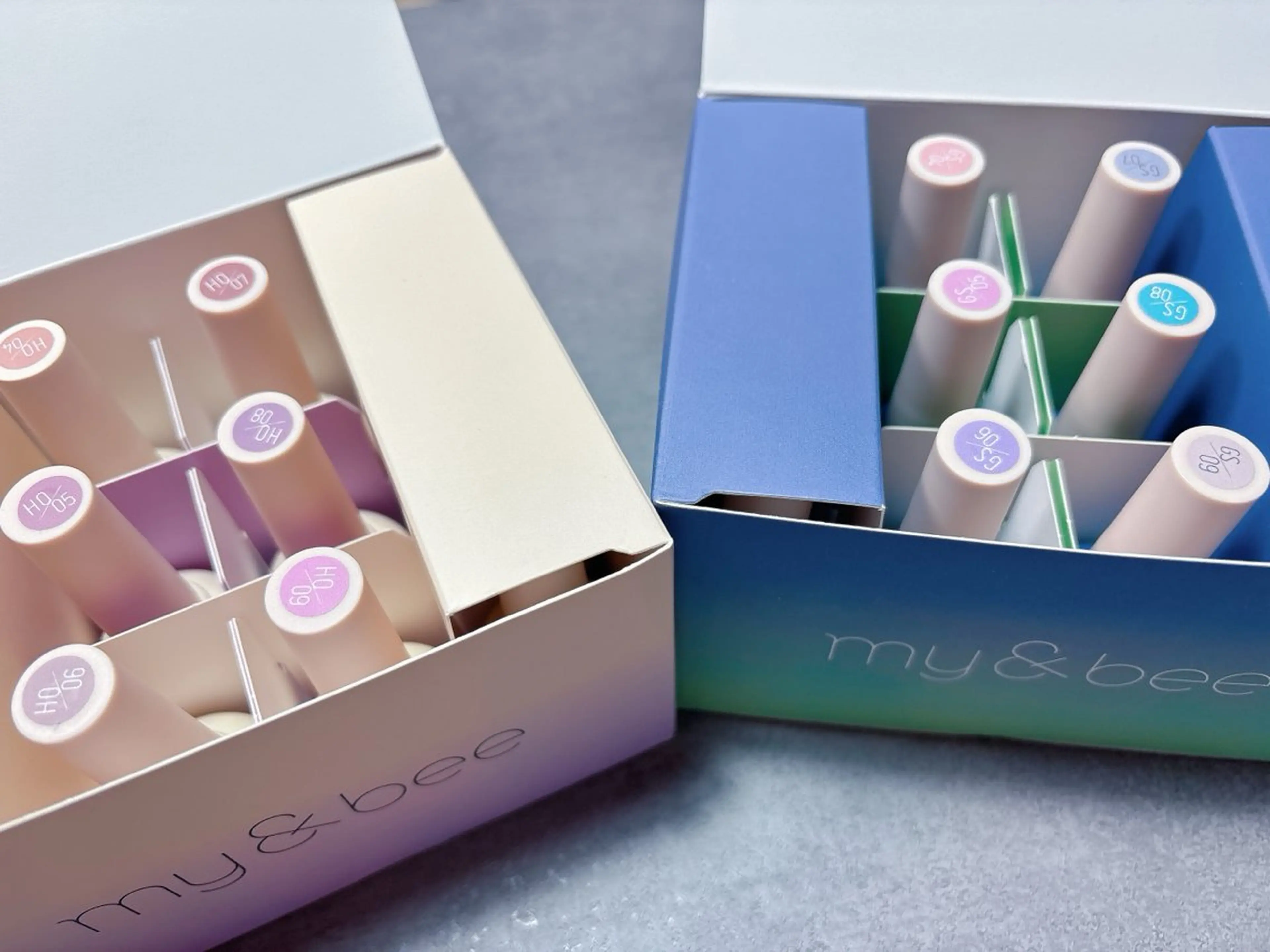 ネイル オーロラネイル フラッシュネイル フラッシュマグ ゴールド ラメ(グリッター) ゆ か_Nails💫のネイルデザイン