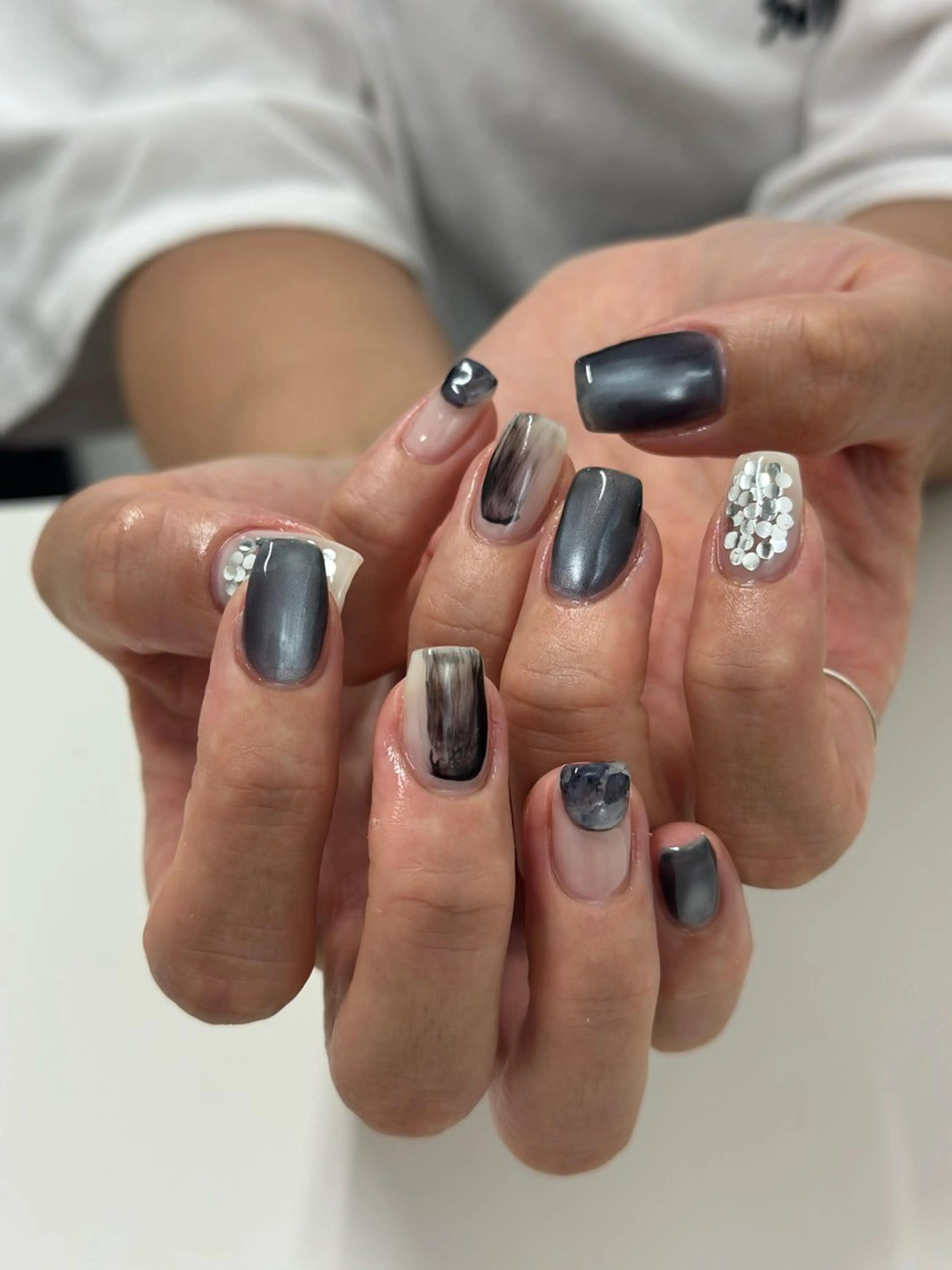 ネイル マグネットネイル ニュアンスネイル オフィスネイル シンプルネイル 夏ネイル ハンドネイル ryo.所属・yamaguchi ryoのネイルデザイン