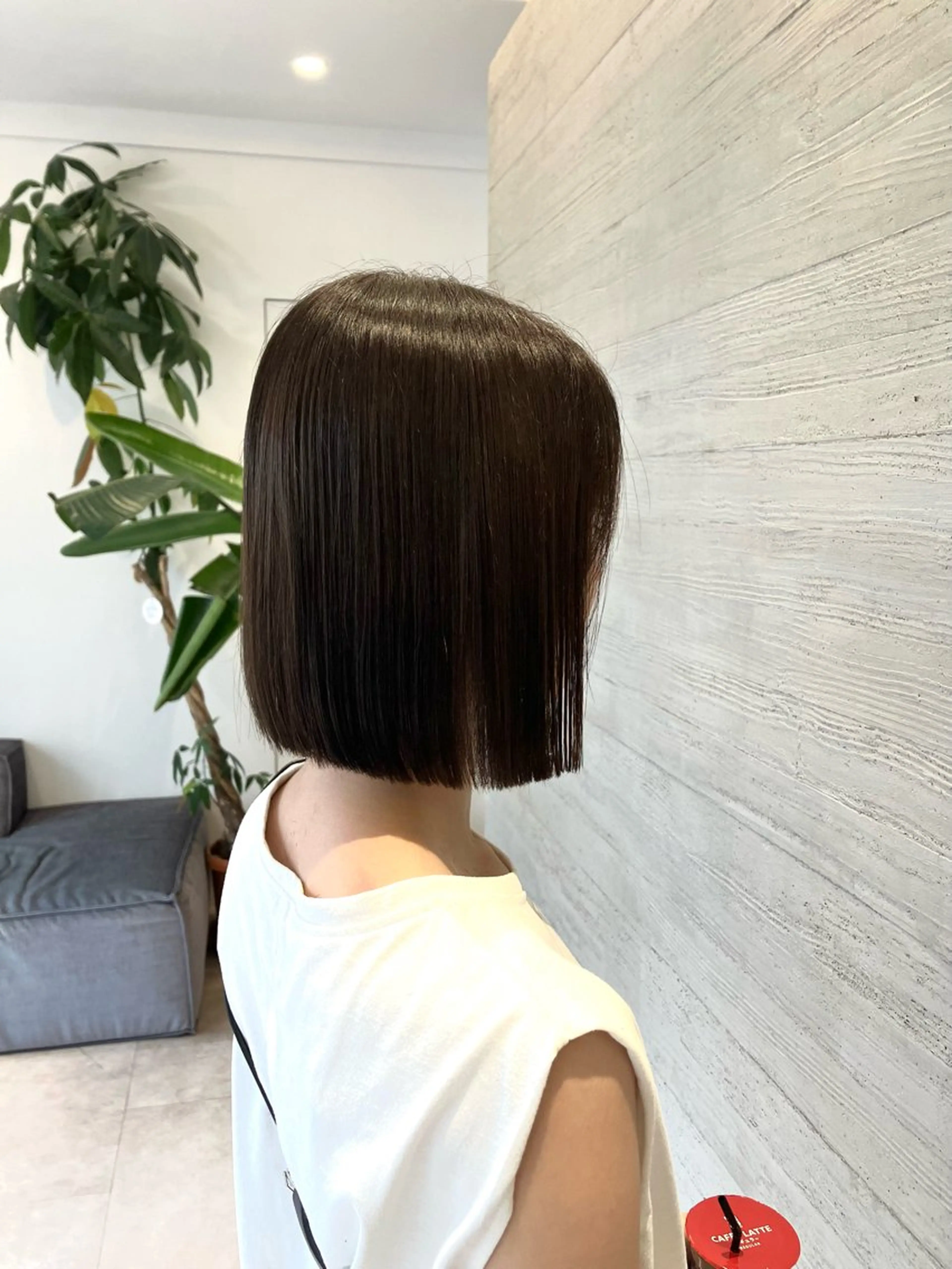 ショート 切りっぱなしボブ ボブ サキ🤍ハイトーン 🩰くびれ巻きヘアのヘアスタイル