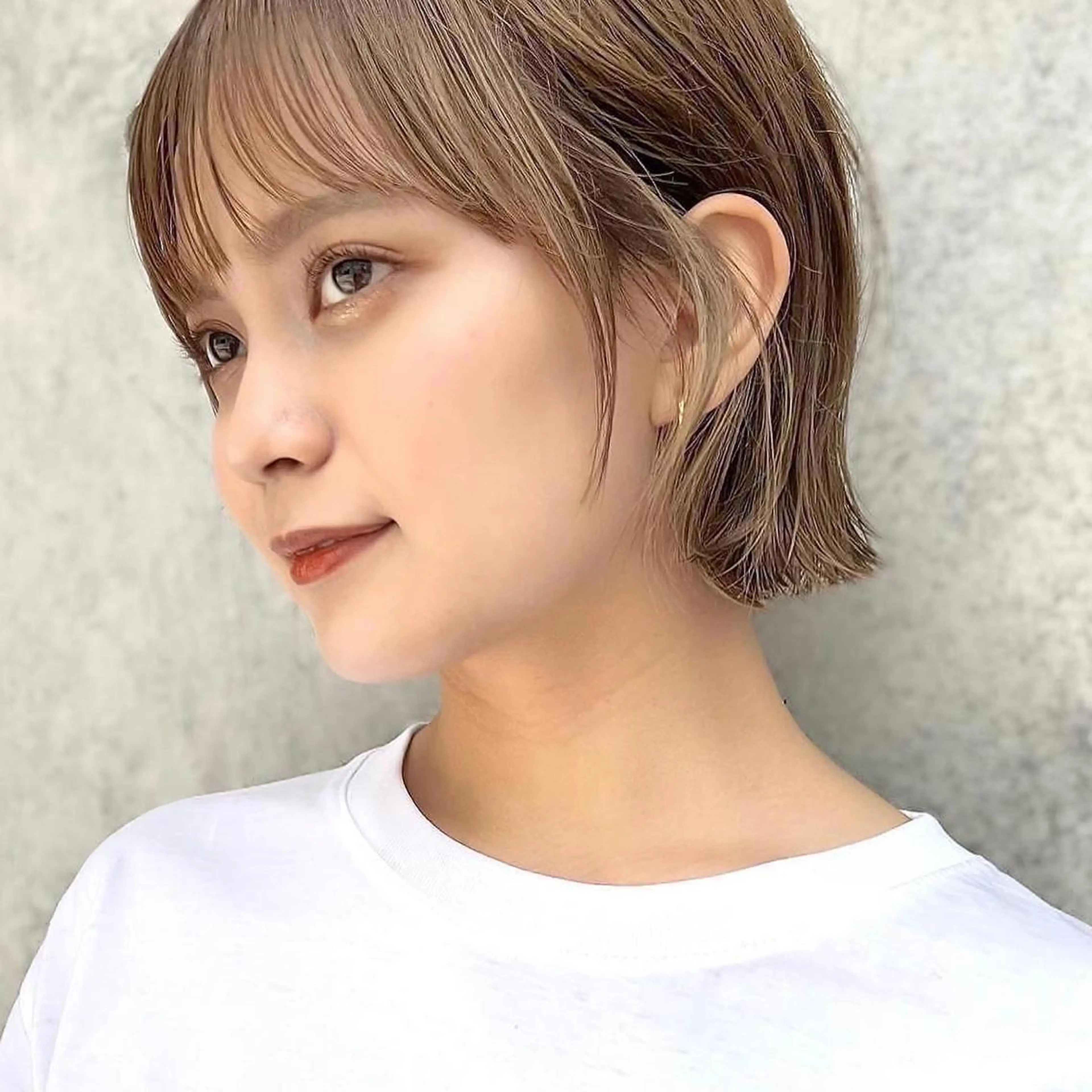 ショート カラー 切りっぱなしボブ 前下がりボブ ブリーチ グレージュ イルミナカラー カット ヘアカラー トリートメント ニュアンスレイヤー ハイトーンカラーのヘアスタイル