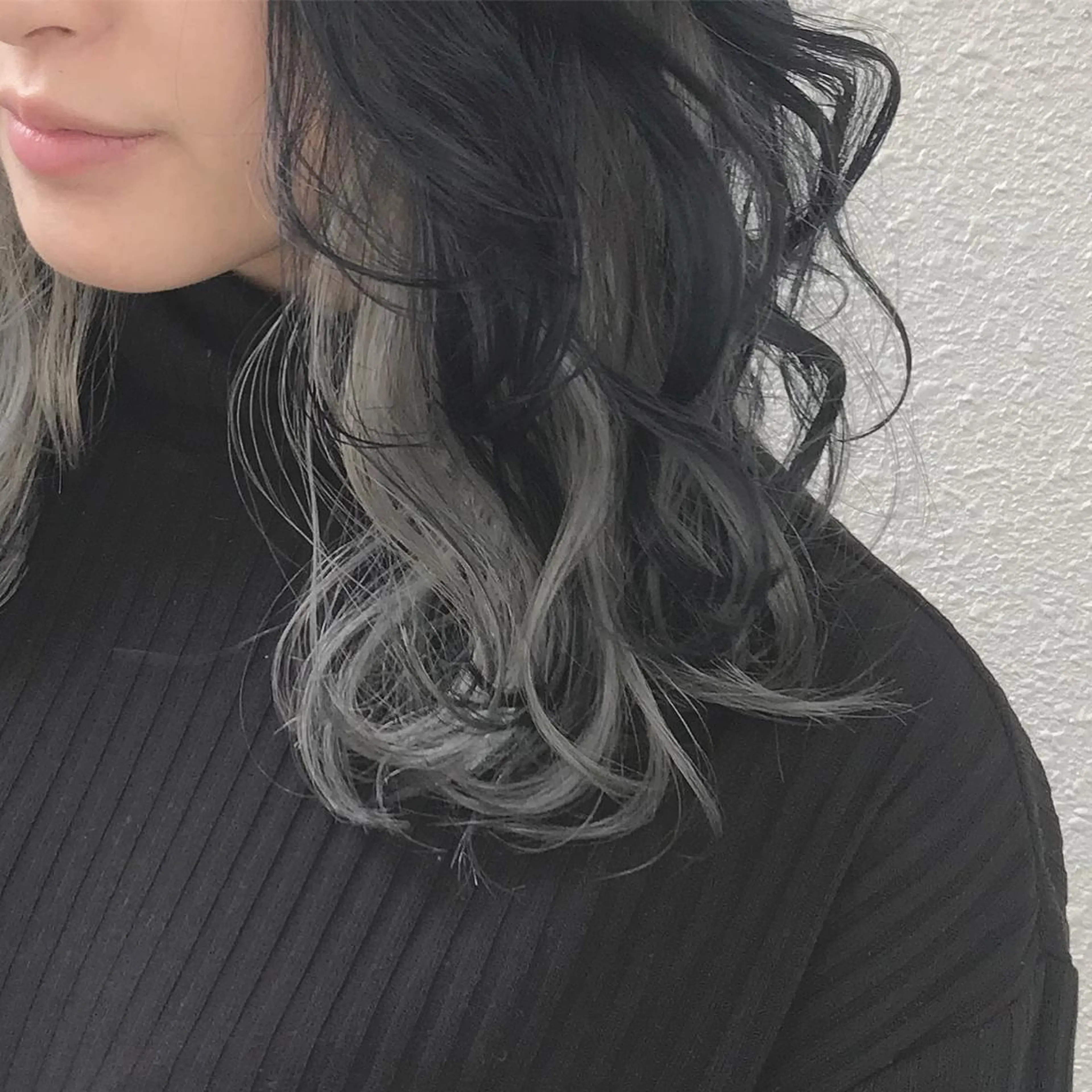 ミディアム カラー ブリーチ ブルーカラー インナーカラー ネイビーカラー インナーカラー/天神 ブリーチ/吉田のヘアスタイル