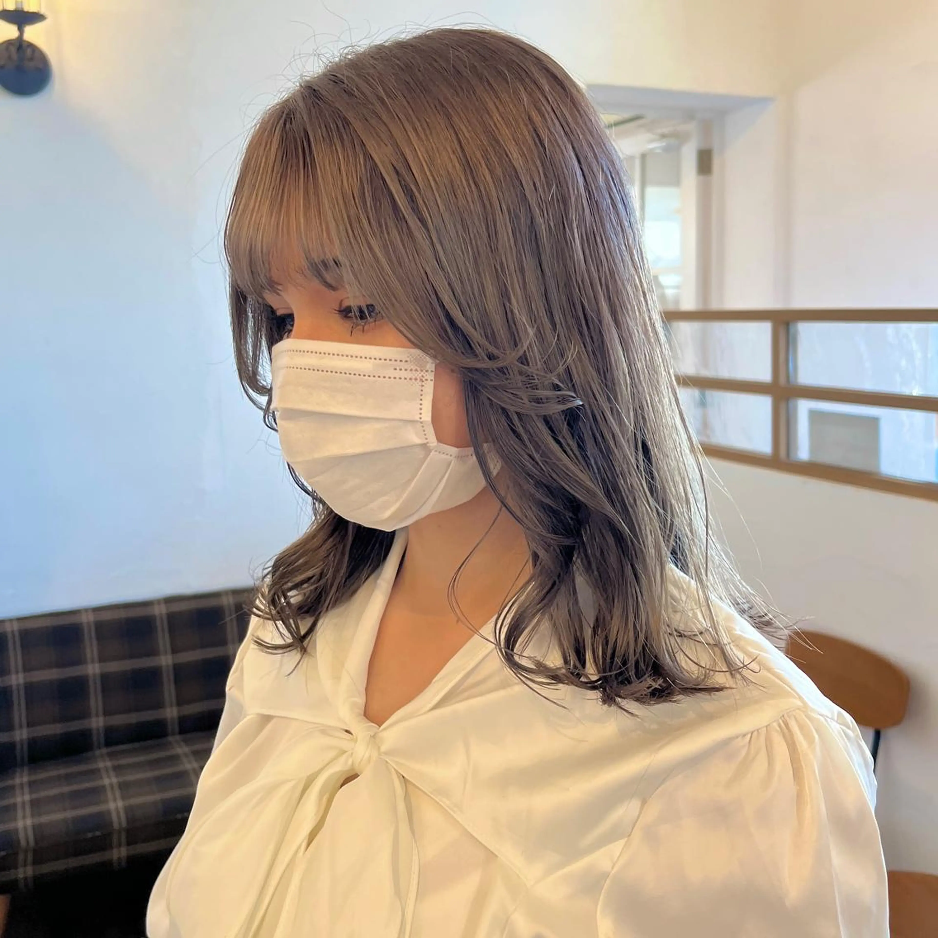 ミディアム カラー ベージュカラー ブリーチ シルバー シルバーベージュ 伊藤ゆかり/髪質改善 /透明感カラーのヘアスタイル