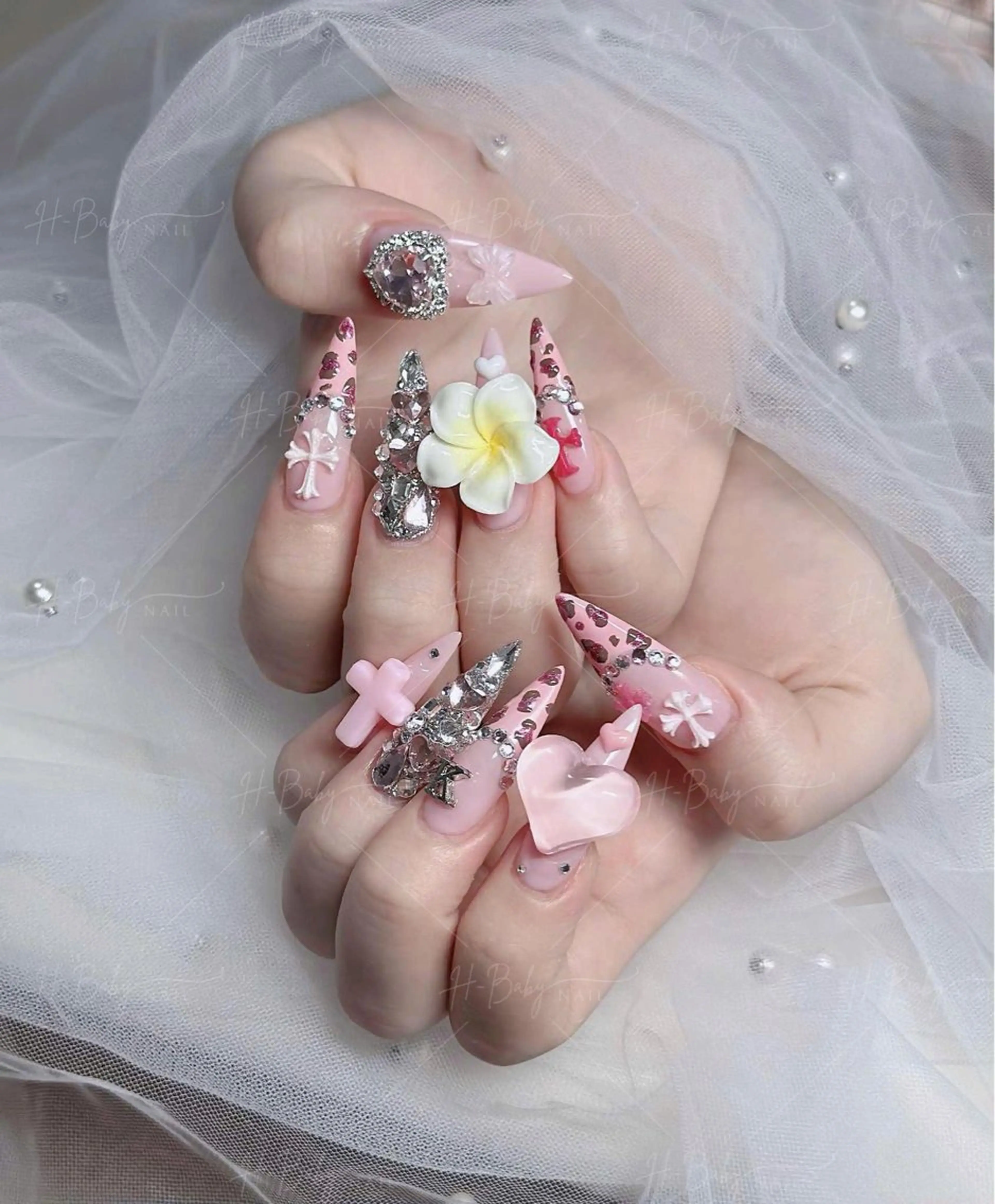 ネイル フレンチネイル ジェルネイル ガラスフレンチ ハロウィン ハート H.baby nail所属・H.baby Nail Salonのネイルデザイン