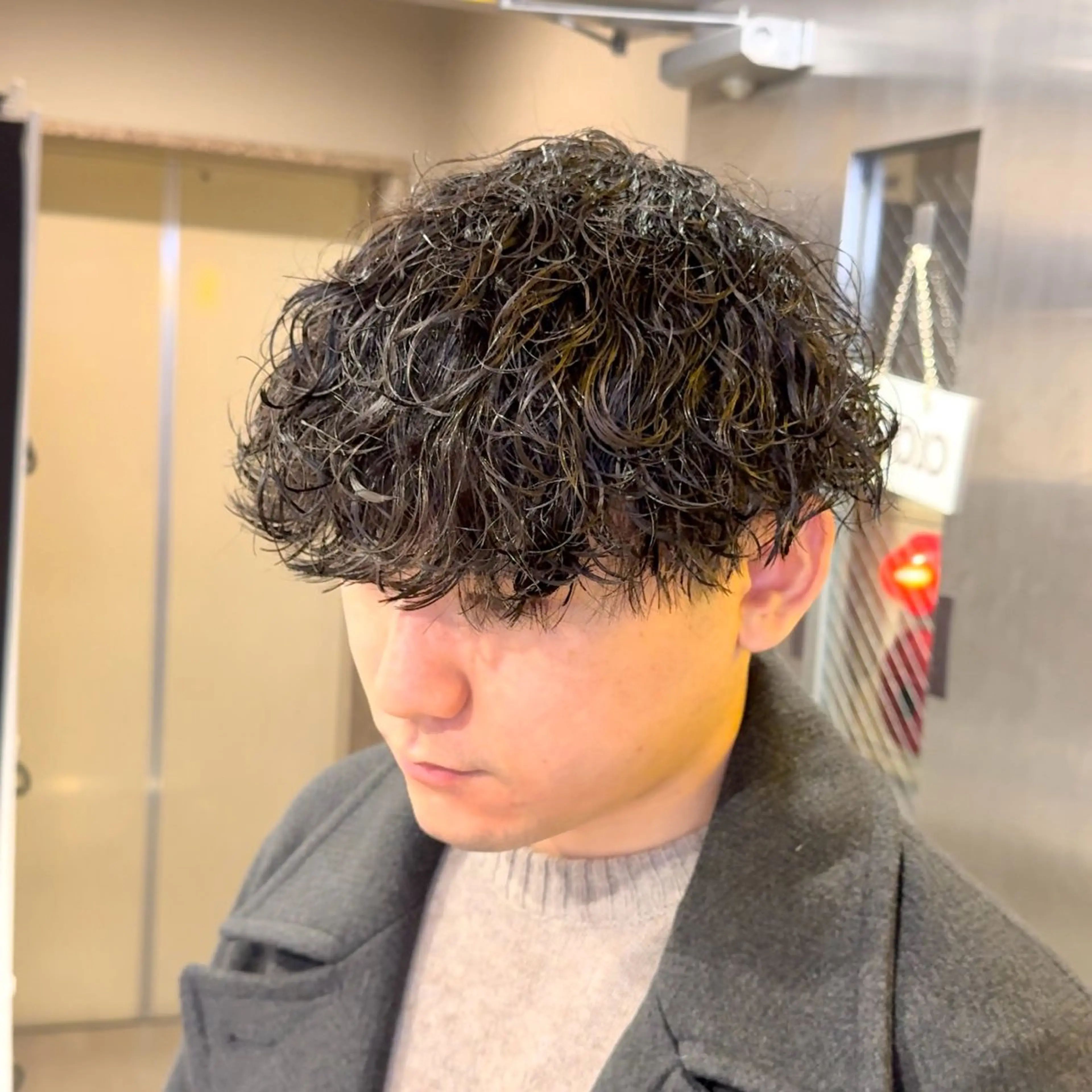 ミディアム パーマ ヘアアレンジ メンズ ミディアムパーマ メンズパーマ 波巻きパーマ ヘアカラー パーマ トリートメント ヘアセット 顔まわりカット の達人のヘアスタイル