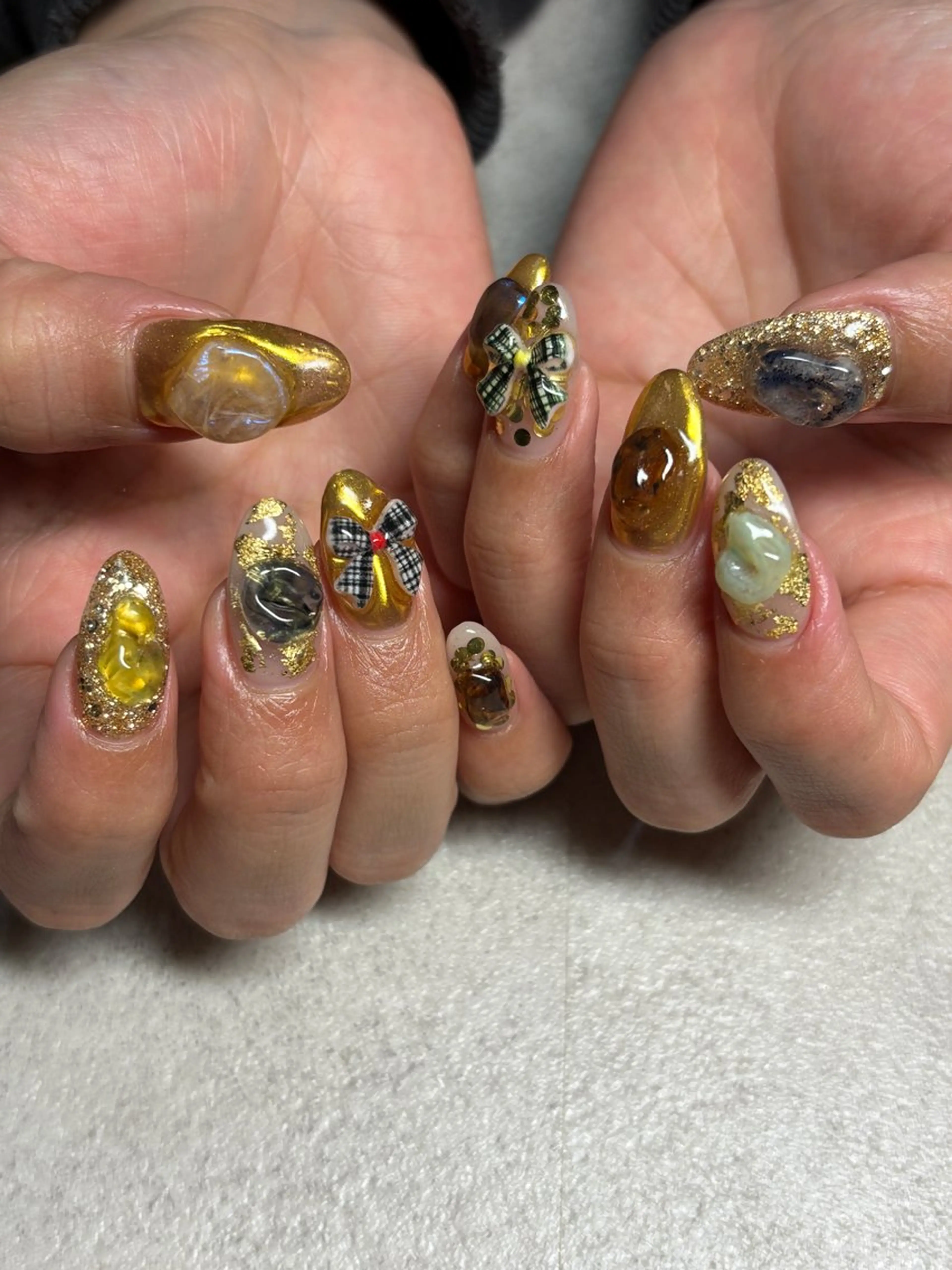 ネイル ゴールド キラキラネイル ミラーネイル リボン 冬ネイル ハンドネイル acs.n所属・ネイル，耳つぼ 風間すみれのその他イメージ