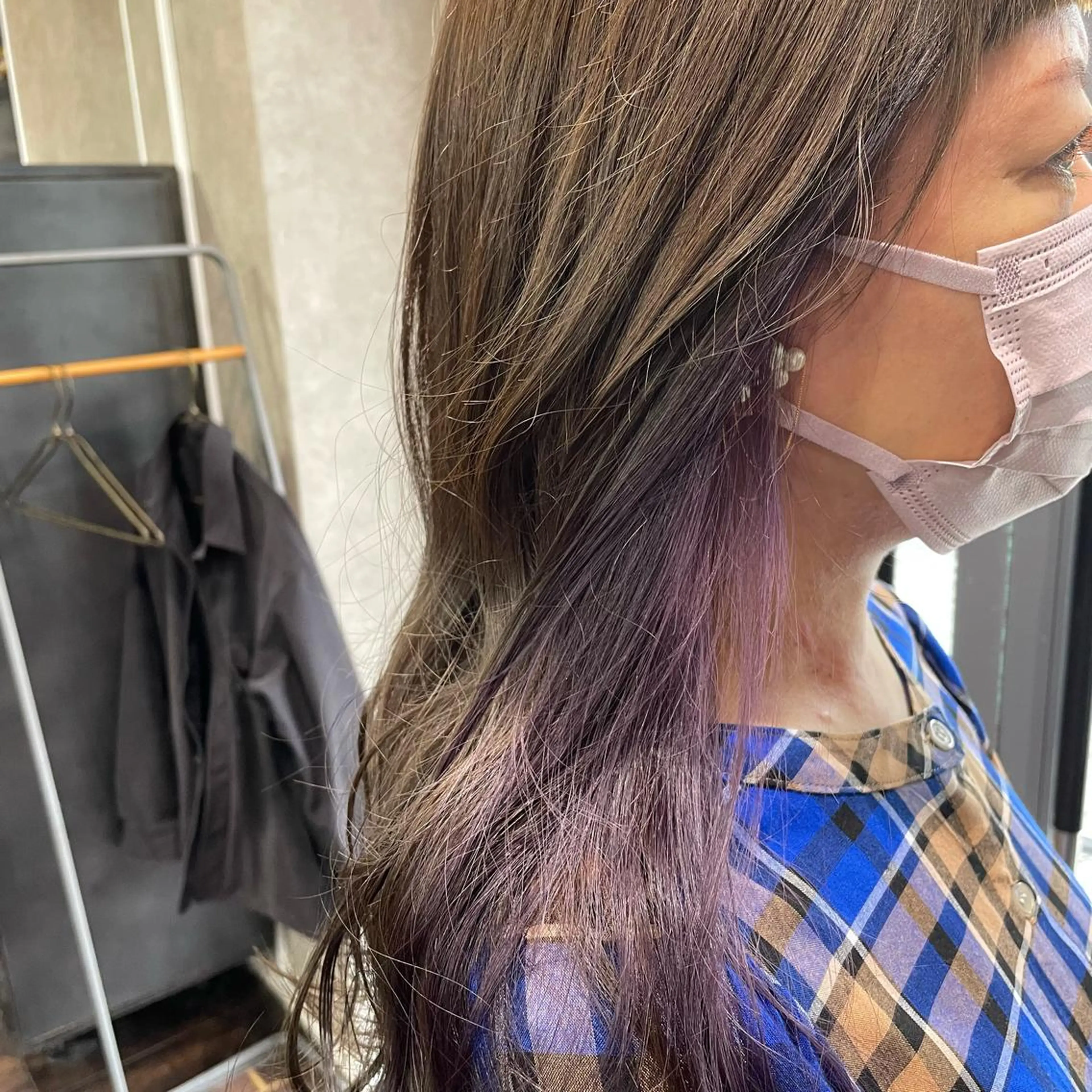 ロング カラー ベージュカラー ブリーチ イヤリングカラー パープルカラー BUBBLES所属・山本 琴乃🦭のヘアスタイル