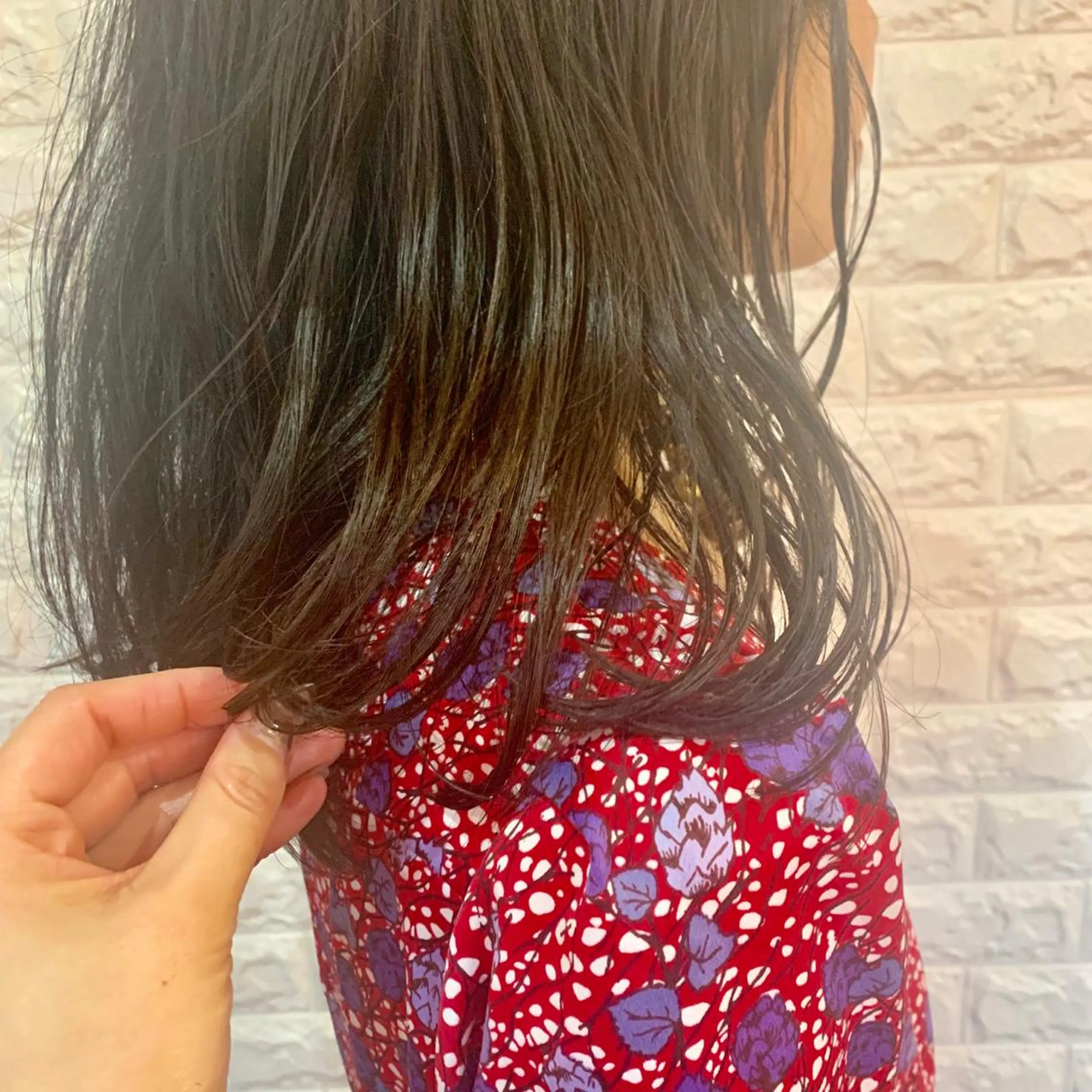 ミディアム トモタニ ミオのヘアスタイル