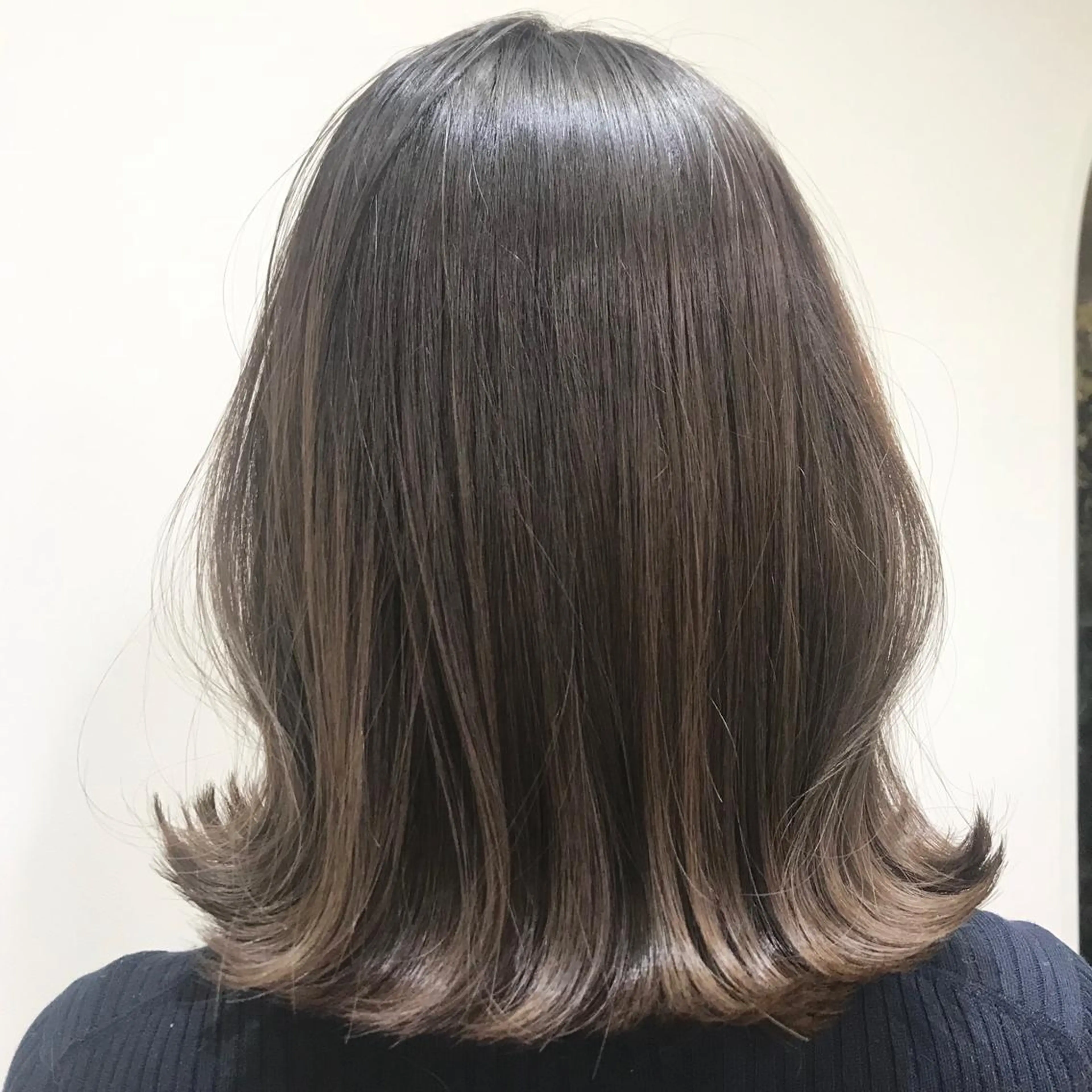 ミディアム カラー いけだ ひかり ハイライトくびれヘアのヘアスタイル