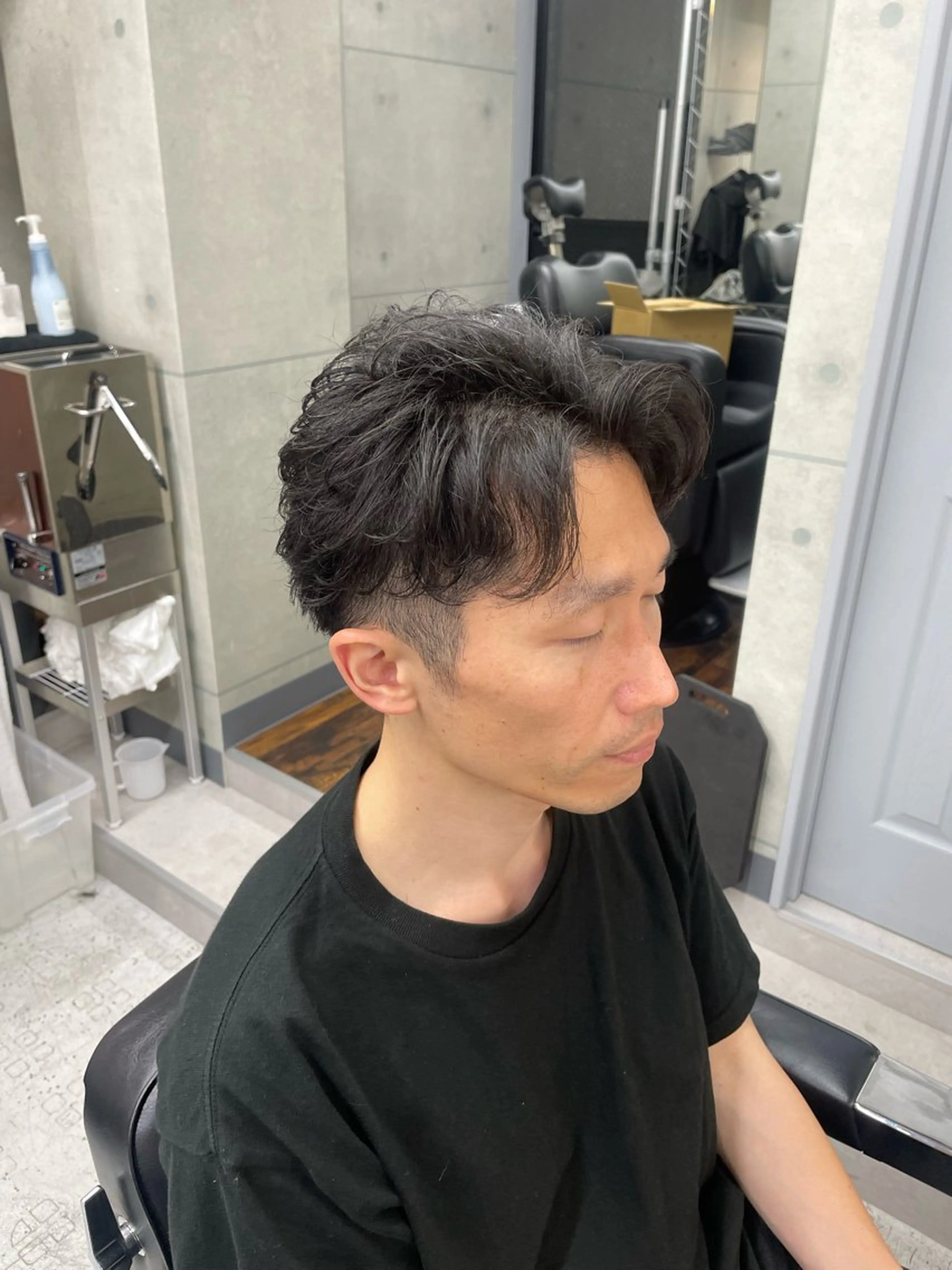 ミディアム パーマ メンズ ミディアムパーマ メンズブリーチ センターパート フェードカット フェザーパーマ CHROM TOKYO A.L.T所属・藪 清正のヘアスタイル