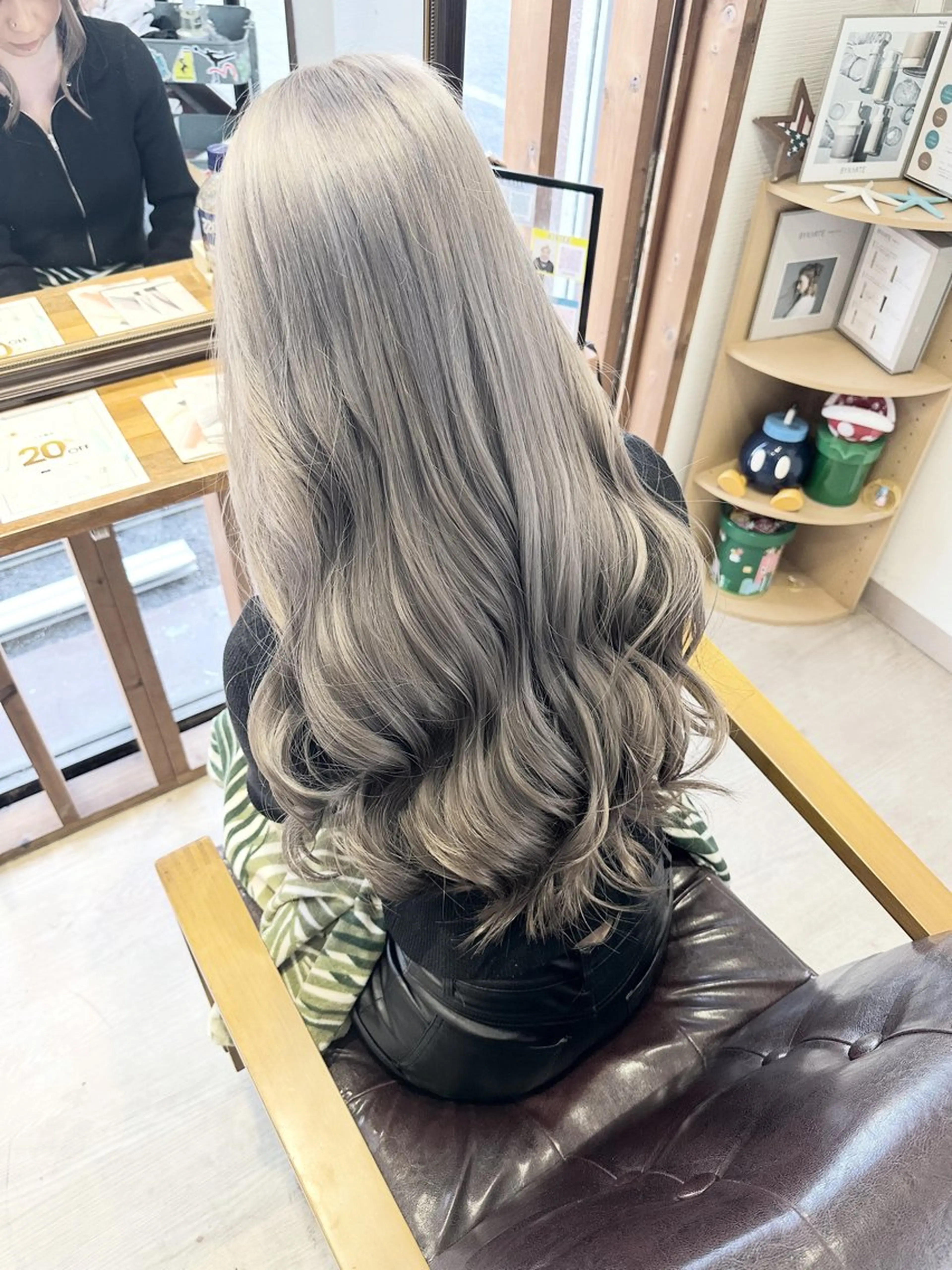 ロング カラー シルバー ヘアカラー トリートメント ALOHANA/ Riiのヘアスタイル