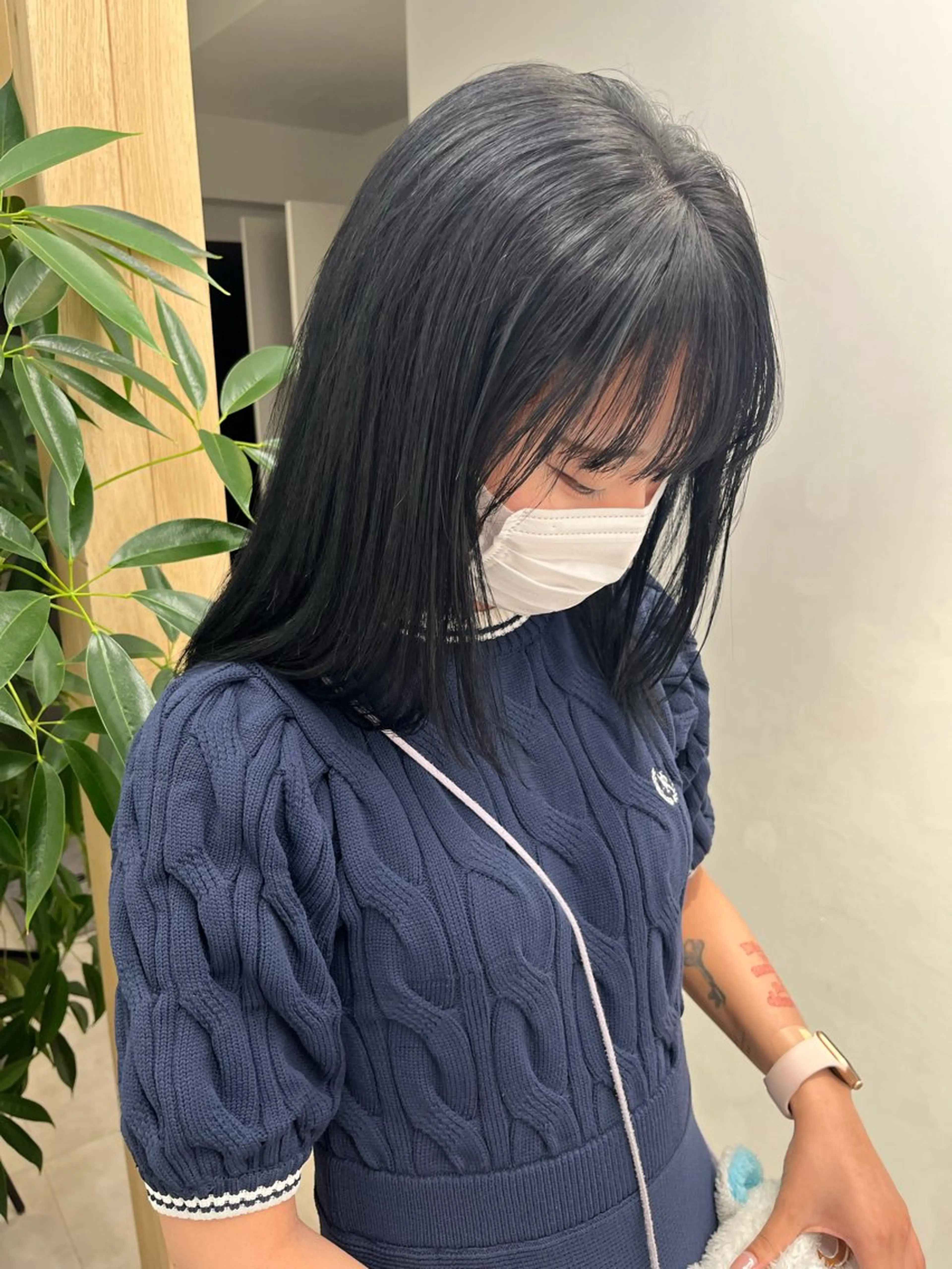 ミディアム カラー 黒髪 ブルーカラー ブルーブラック スッと馴染むhair /ヨシダトモキのヘアスタイル
