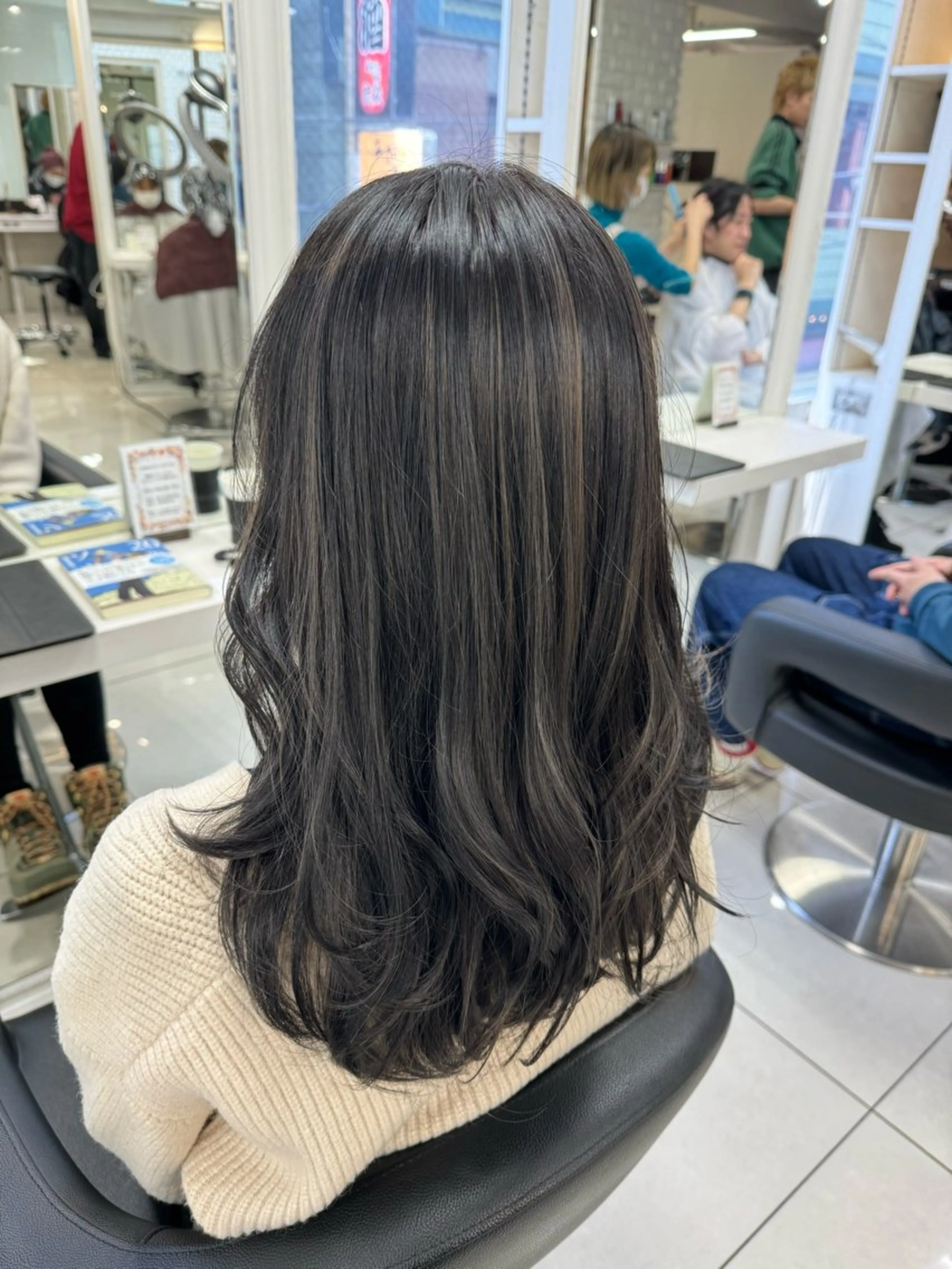 ロング カラー アッシュ アッシュグレー アッシュグレージュ グレージュ ハイライトカラー カット ヘアカラー トリートメント 【デザインカラー】 粥川佳日望のヘアスタイル