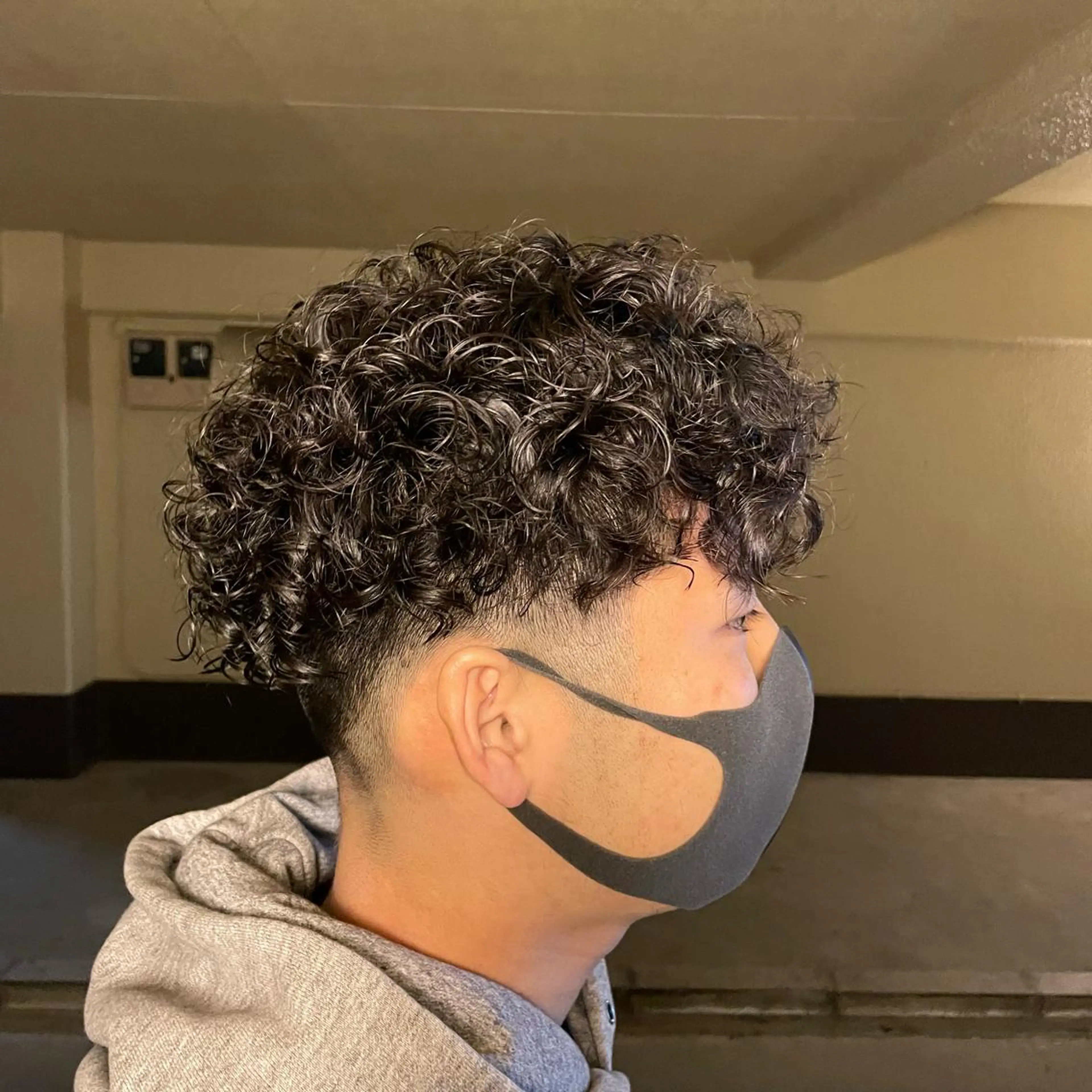 ショート パーマ メンズ フェードカット メンズパーマ プードルパーマ プードルパーマ 渡邉 聖希のヘアスタイル