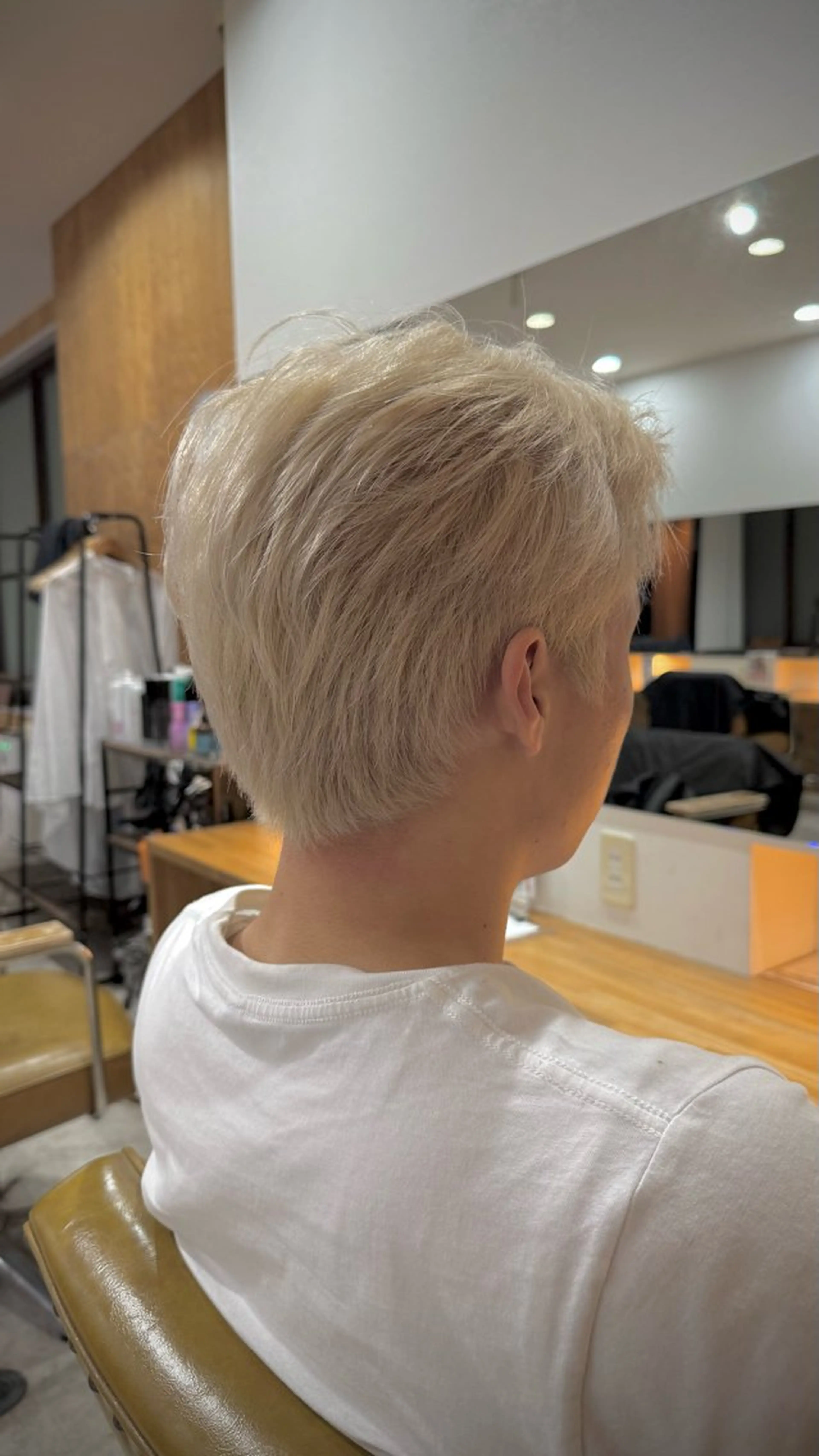 ショート カラー メンズ ベージュカラー ホワイトベージュ DECO HAIR 井上琴愛のヘアスタイル