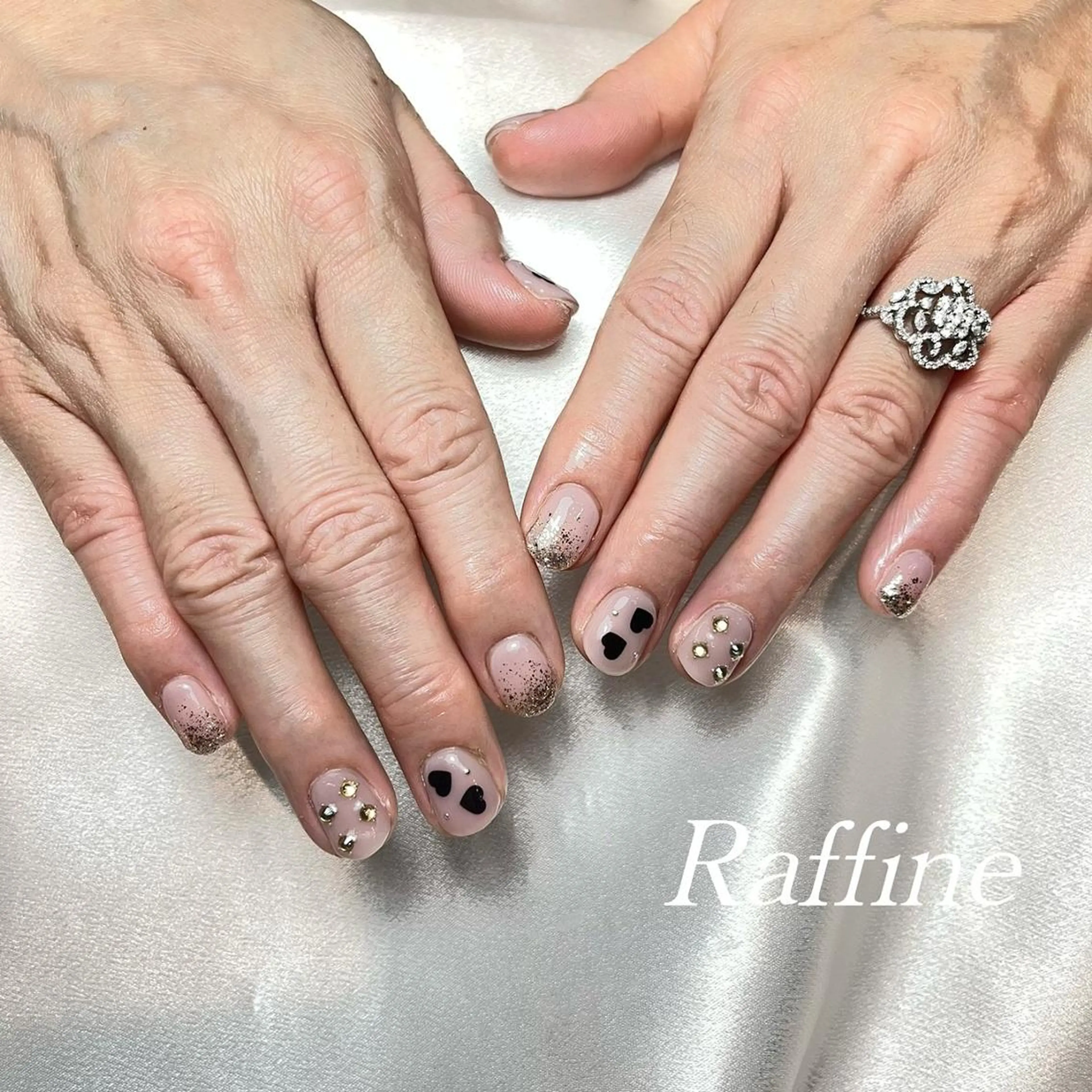 ネイル ハンドネイル RAFFINE 月🦋🩵のネイルデザイン