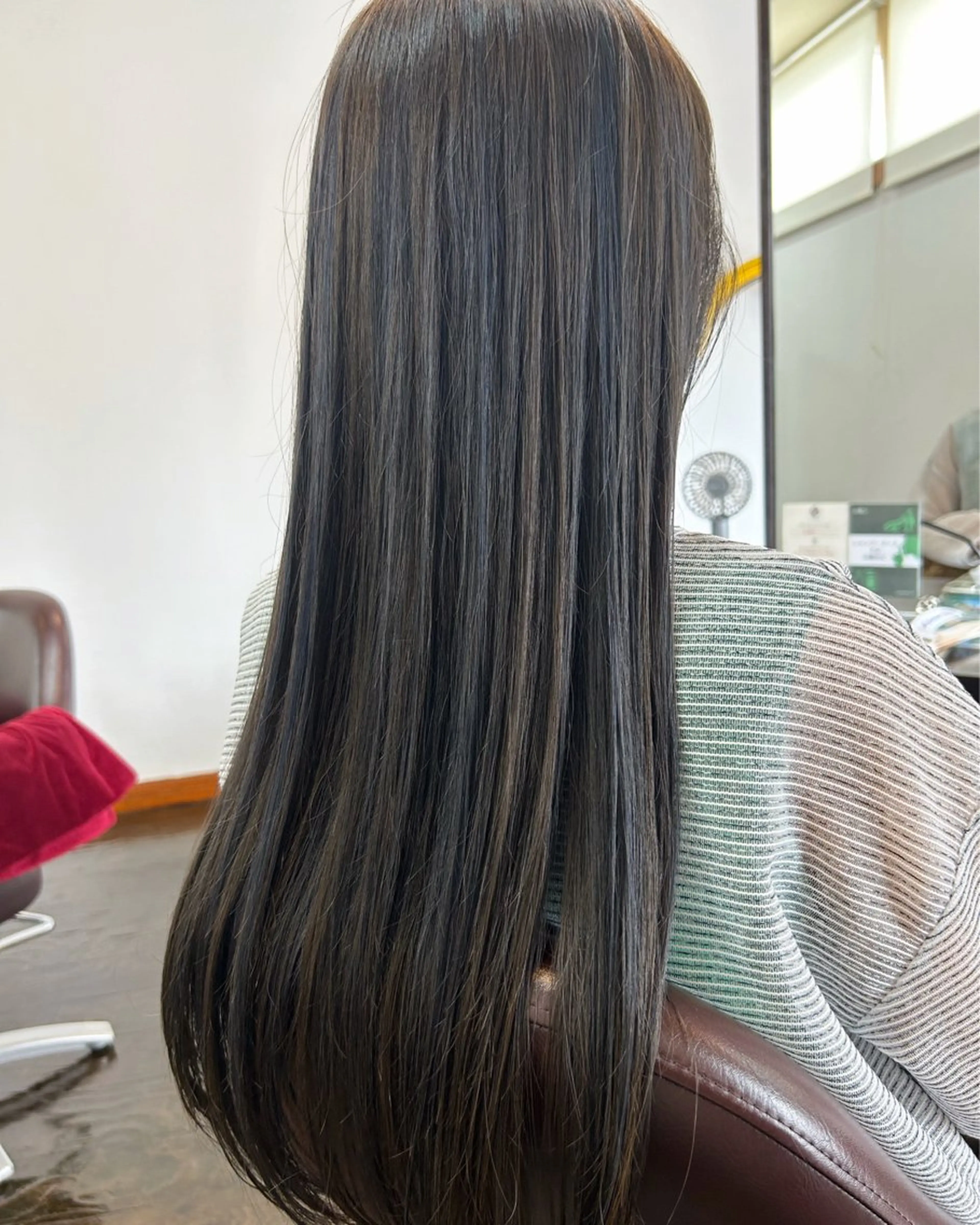 カラー アッシュ アッシュグレー 坂本 瑞季のヘアスタイル