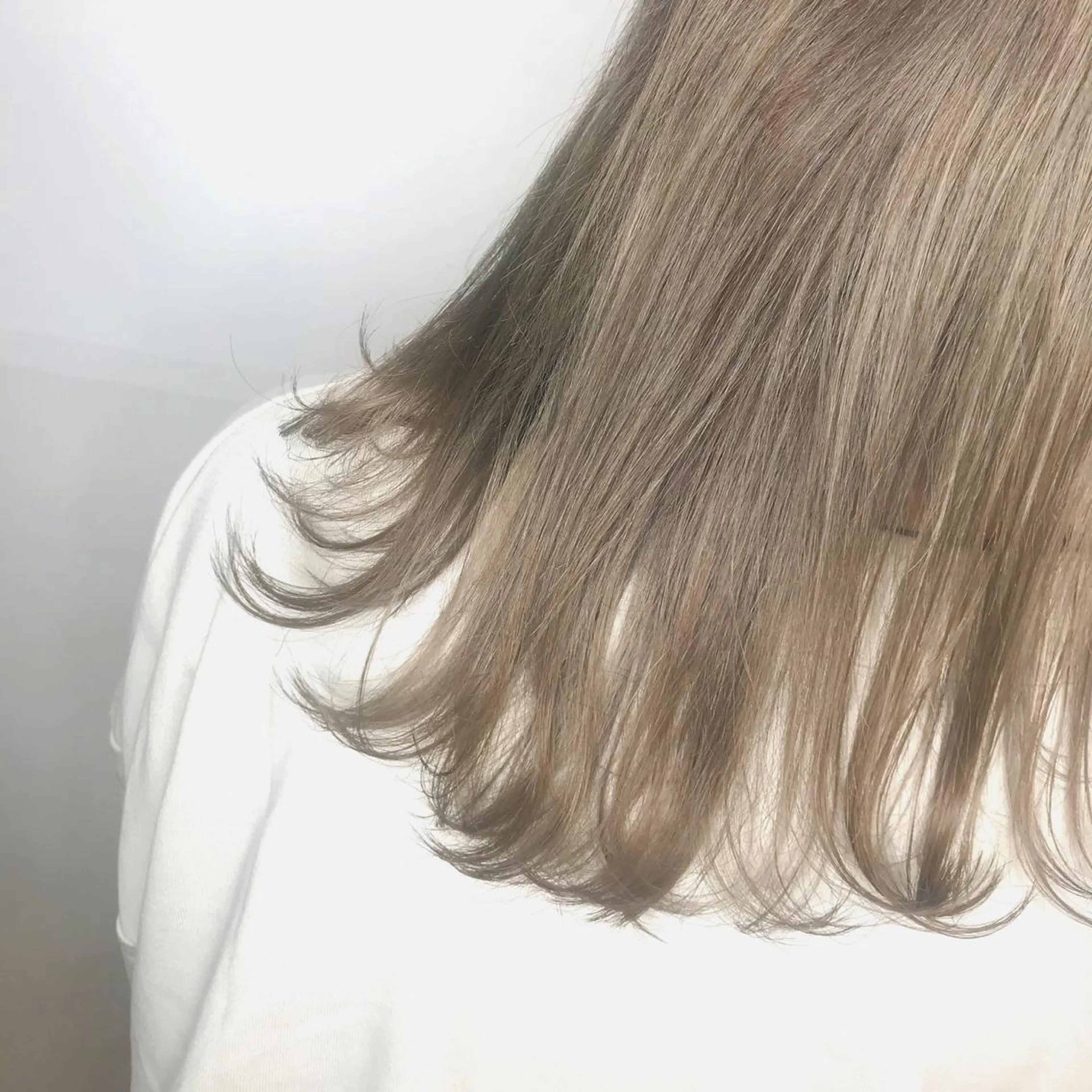 ミディアム カラー ベージュカラー ホワイトベージュ kaho🧸 / 大人styleのヘアスタイル
