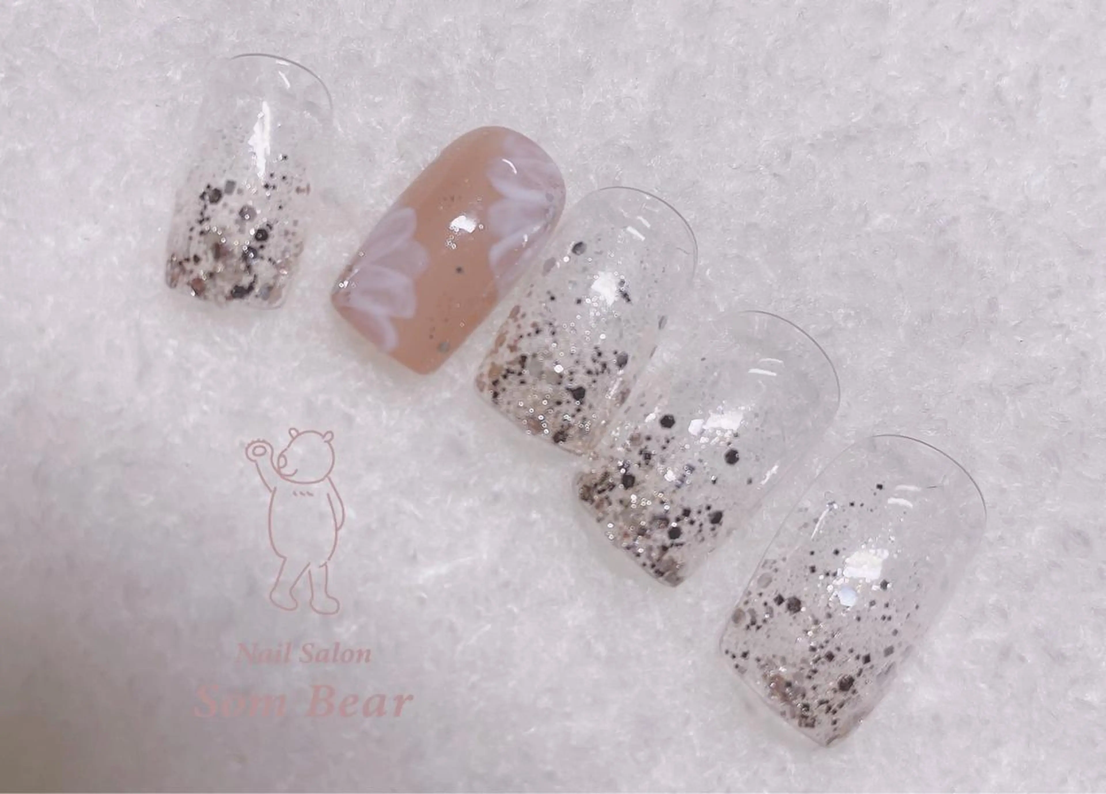ネイル フレンチネイル ゴージャス グラデーション ワンカラーネイル Som Bear所属・nail salon Som Bear🧸のネイルデザイン