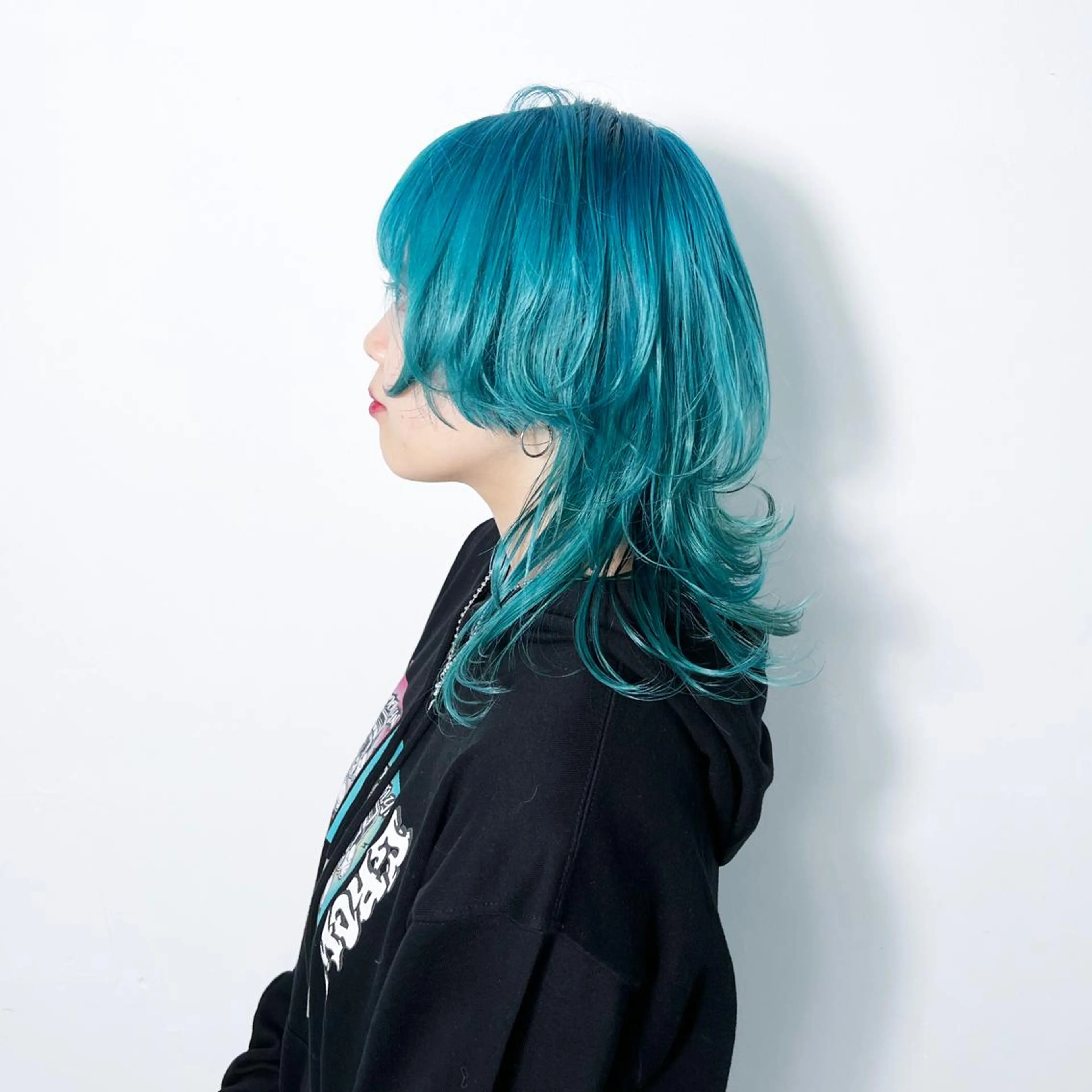 ミディアム カラー ヘアアレンジ ミディアムレイヤー ミストバング ベージュカラー ブリーチ ブルーカラー カット ヘアカラー トリートメント 大橋 拓巳のヘアスタイル