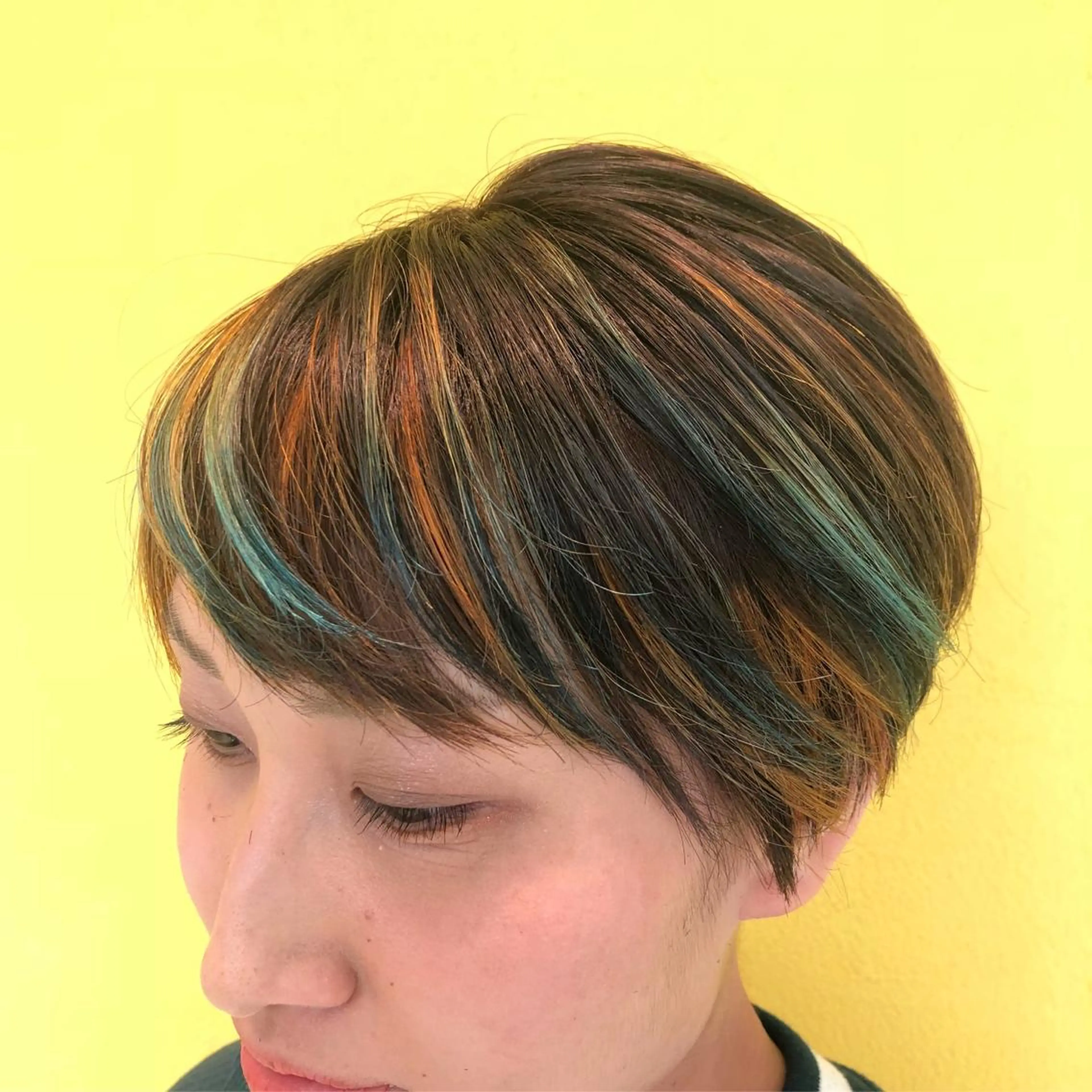 ショート カラー エメラルドグリーン オレンジ sano sayakaのヘアスタイル