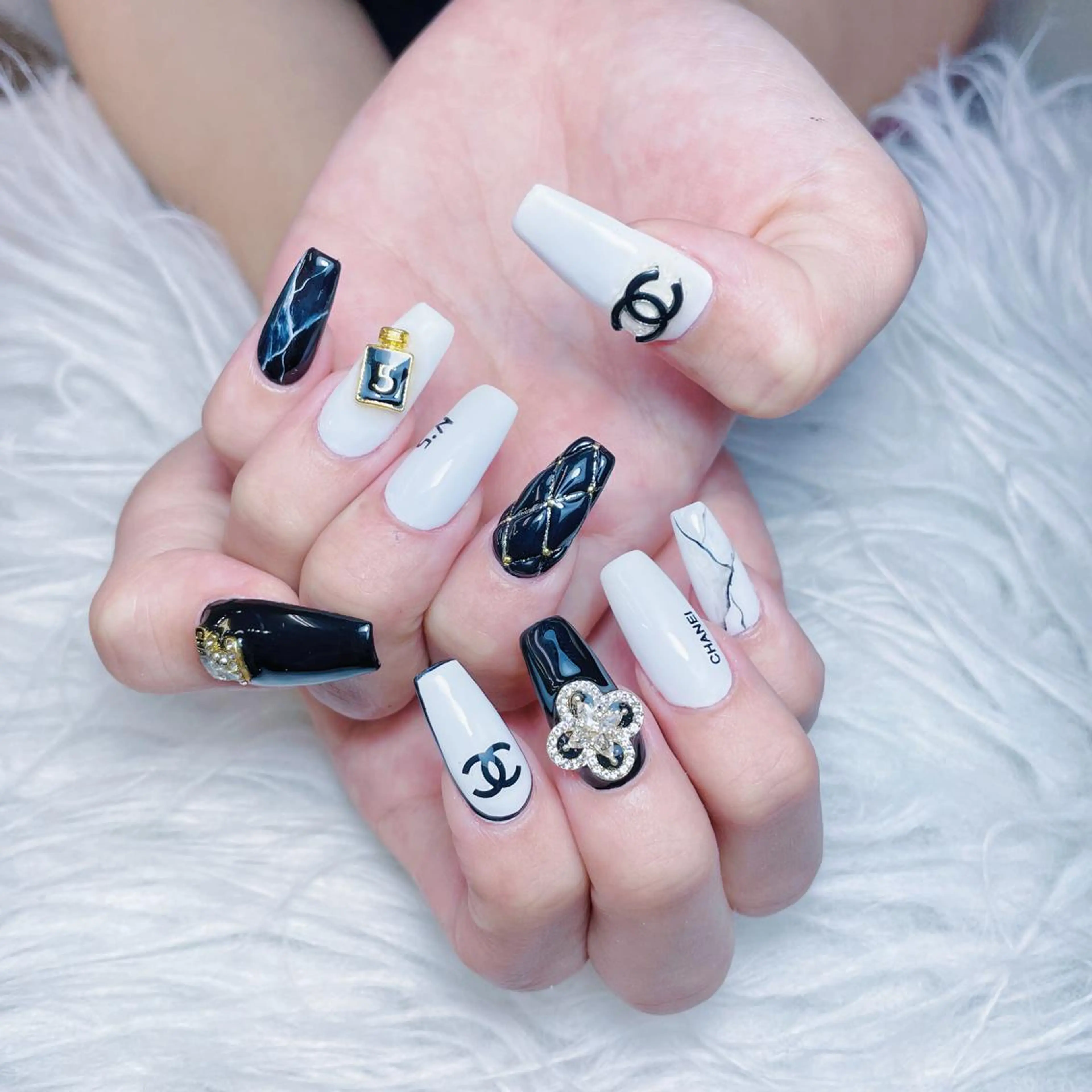 ネイル クリアネイル フラッシュネイル フラワーネイル グラデーション キラキラネイル ハンドネイル NailPrincess所属・princess スカルプ専門店のネイルデザイン