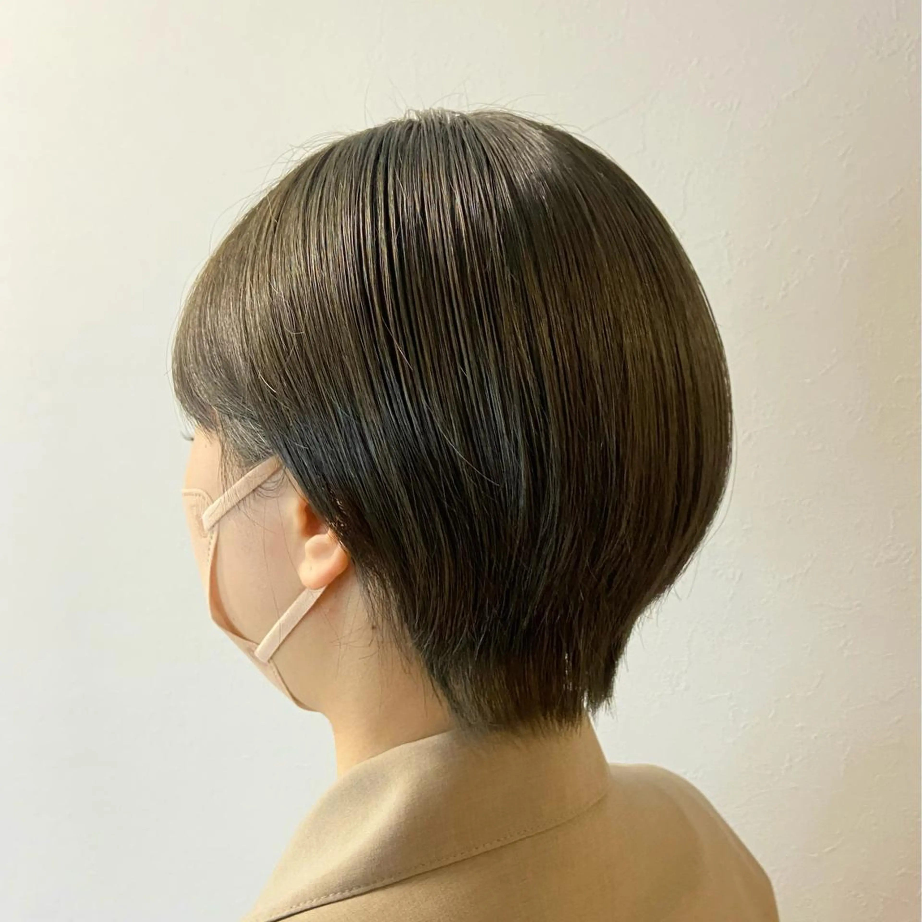 ショート カラー ベージュカラー ブラウンカラー オリーブベージュ オリーブブラウン カット ヘアカラー トリートメント natsumi / N°ariaのヘアスタイル