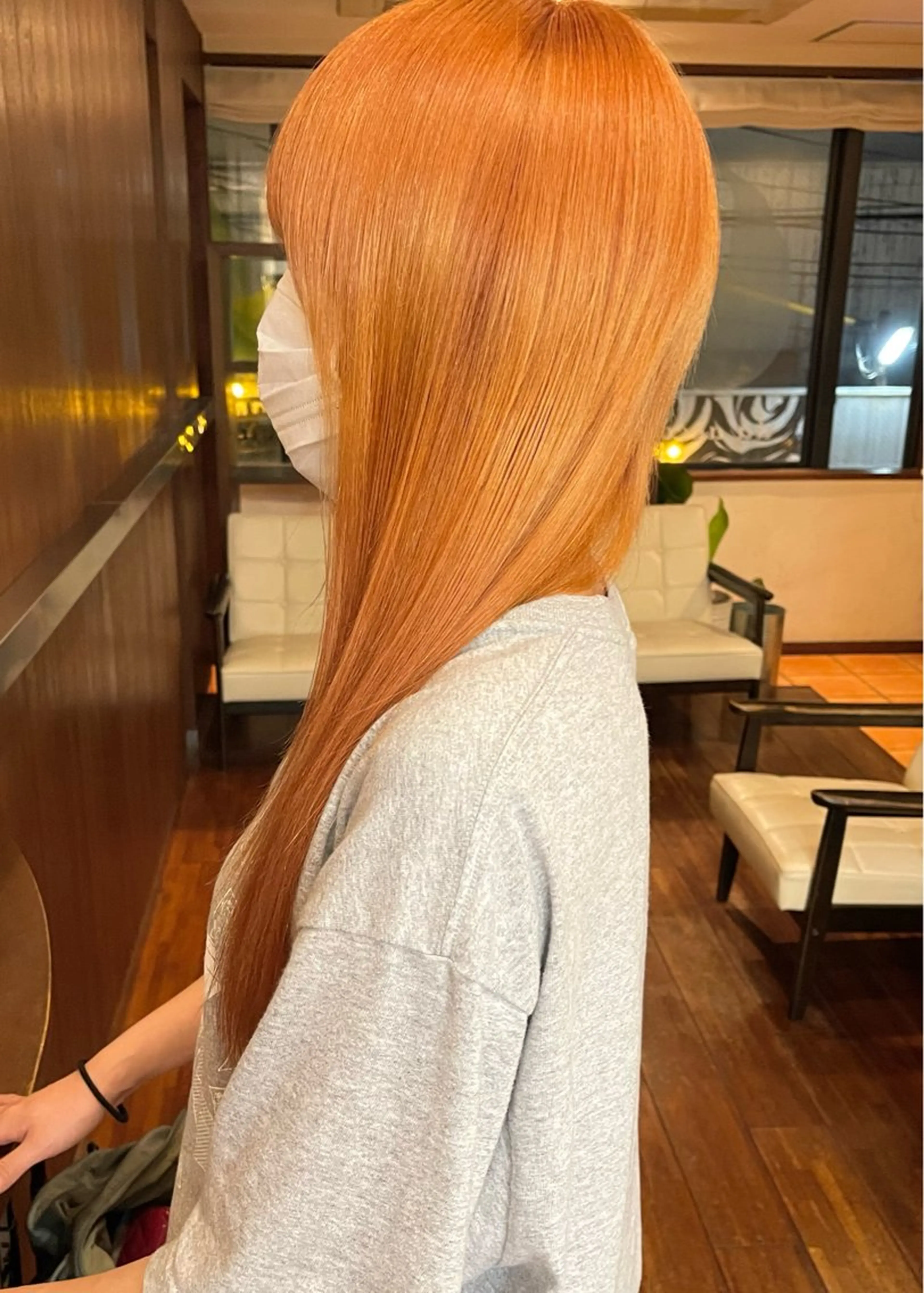 ロング カラー オレンジ カット ヘアカラー トリートメント 髪質改善ｶﾗｰ ｹｱﾌﾞﾘｰﾁ/ﾀﾑのヘアスタイル