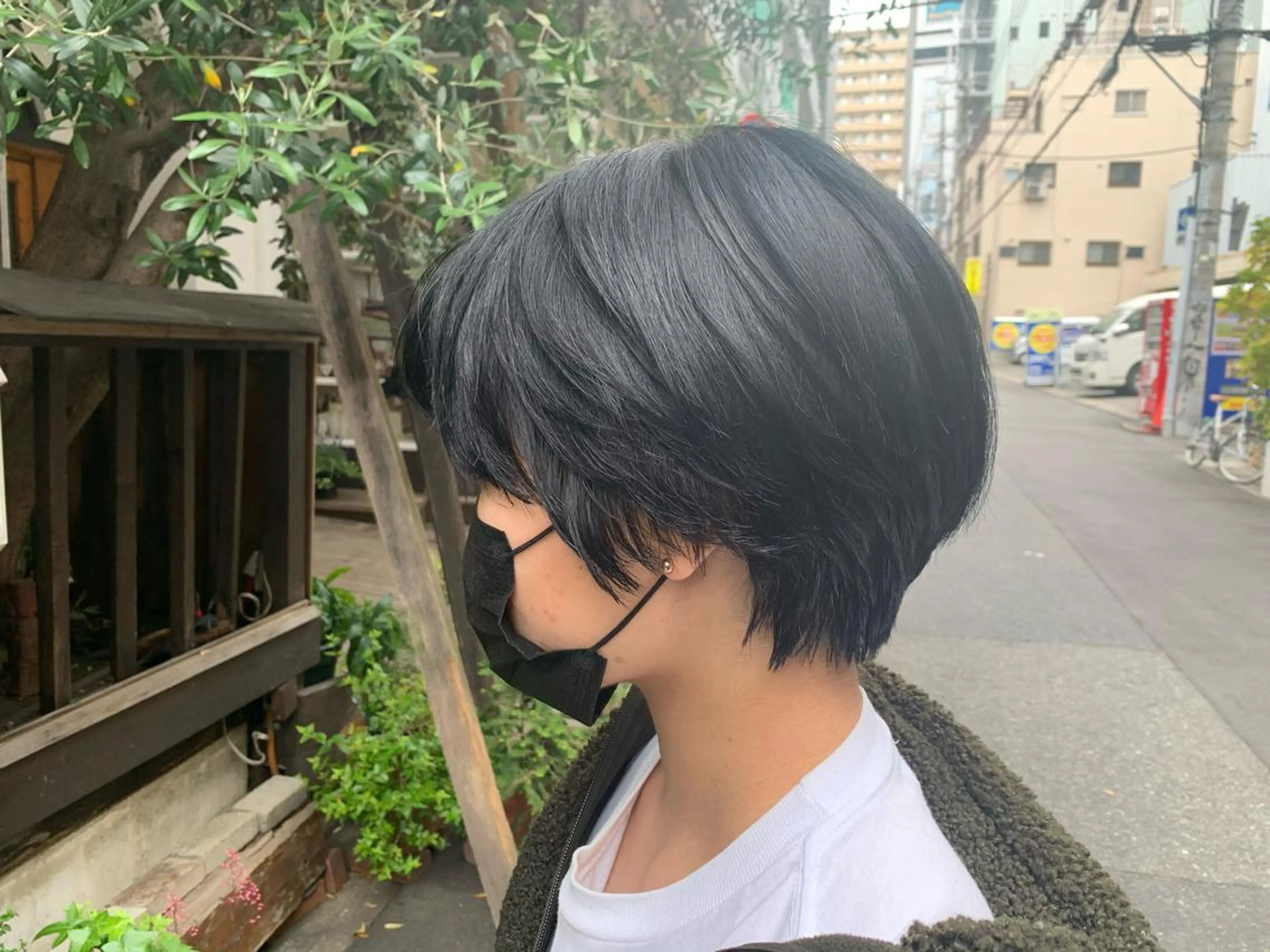 ショート カラー ショートボブ 黒髪 ブルーカラー ブルーブラック ボブ カット ヘアカラー トリートメント LEB所属・下河 宗太のヘアスタイル