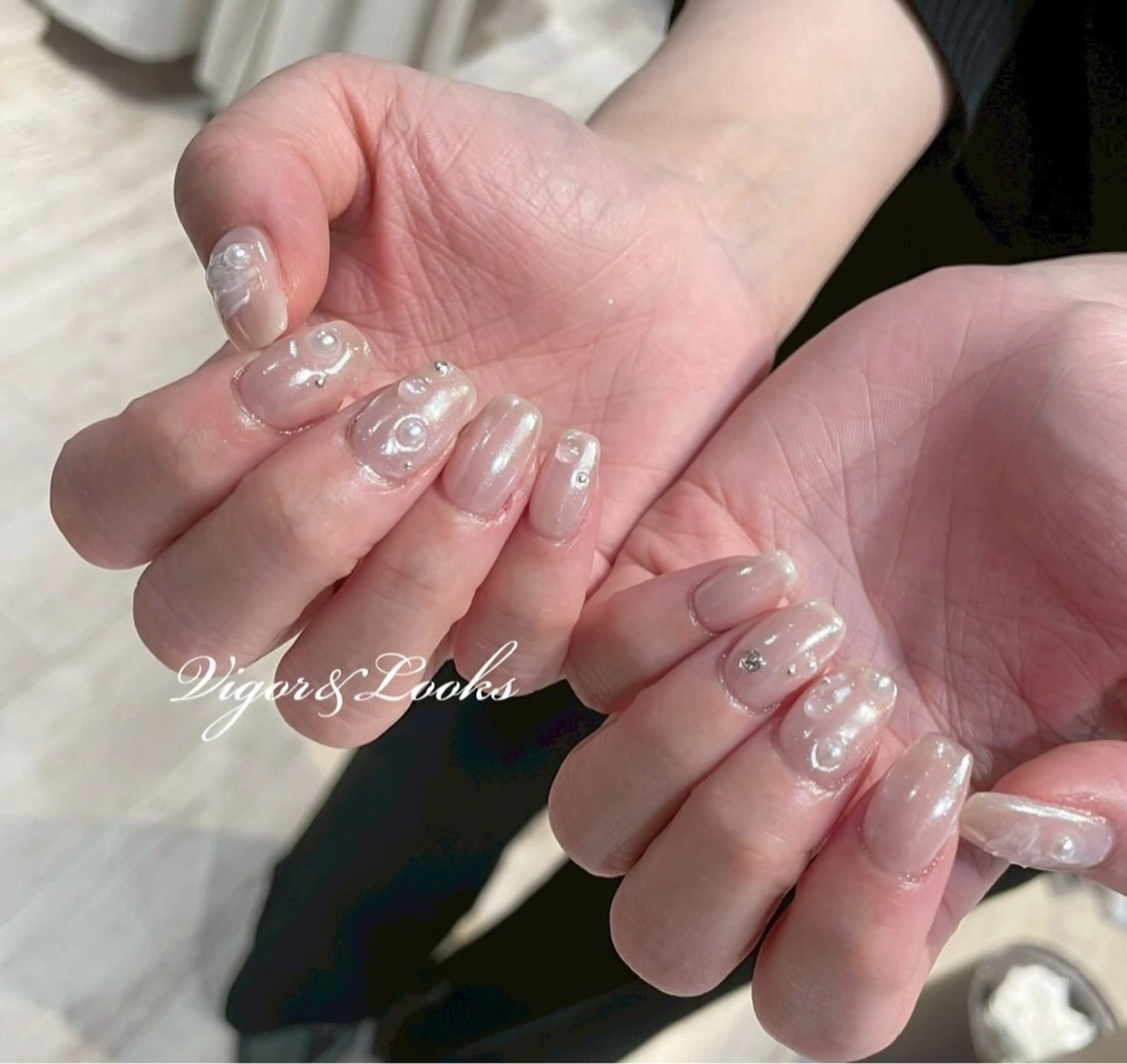 ネイル ストーンネイル ホワイト Vigor&Looks 白金所属・mng vigorのネイルデザイン