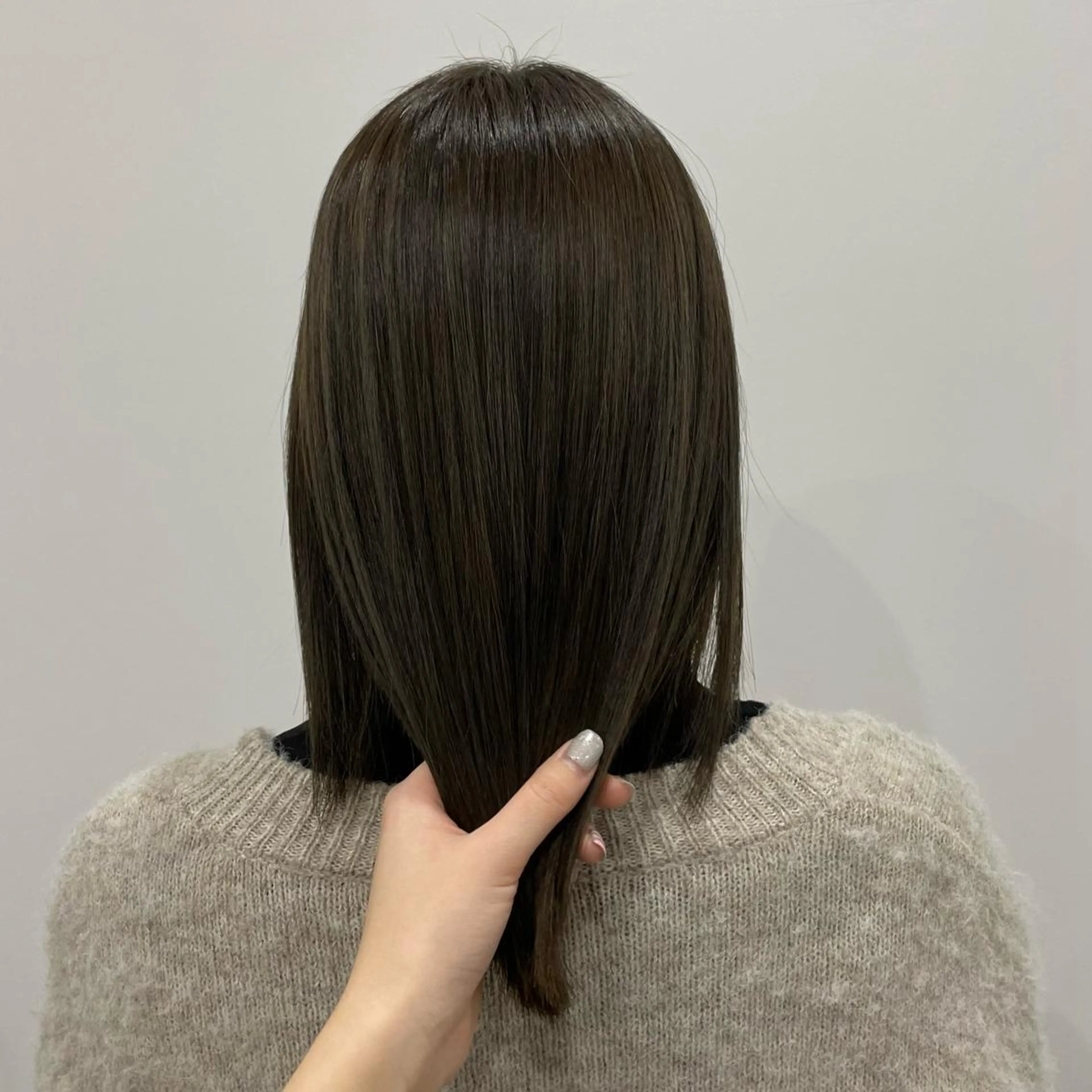 ミディアム カラー アッシュ 透明感カラー カット ヘアカラー トリートメント ニシザカ マナのヘアスタイル