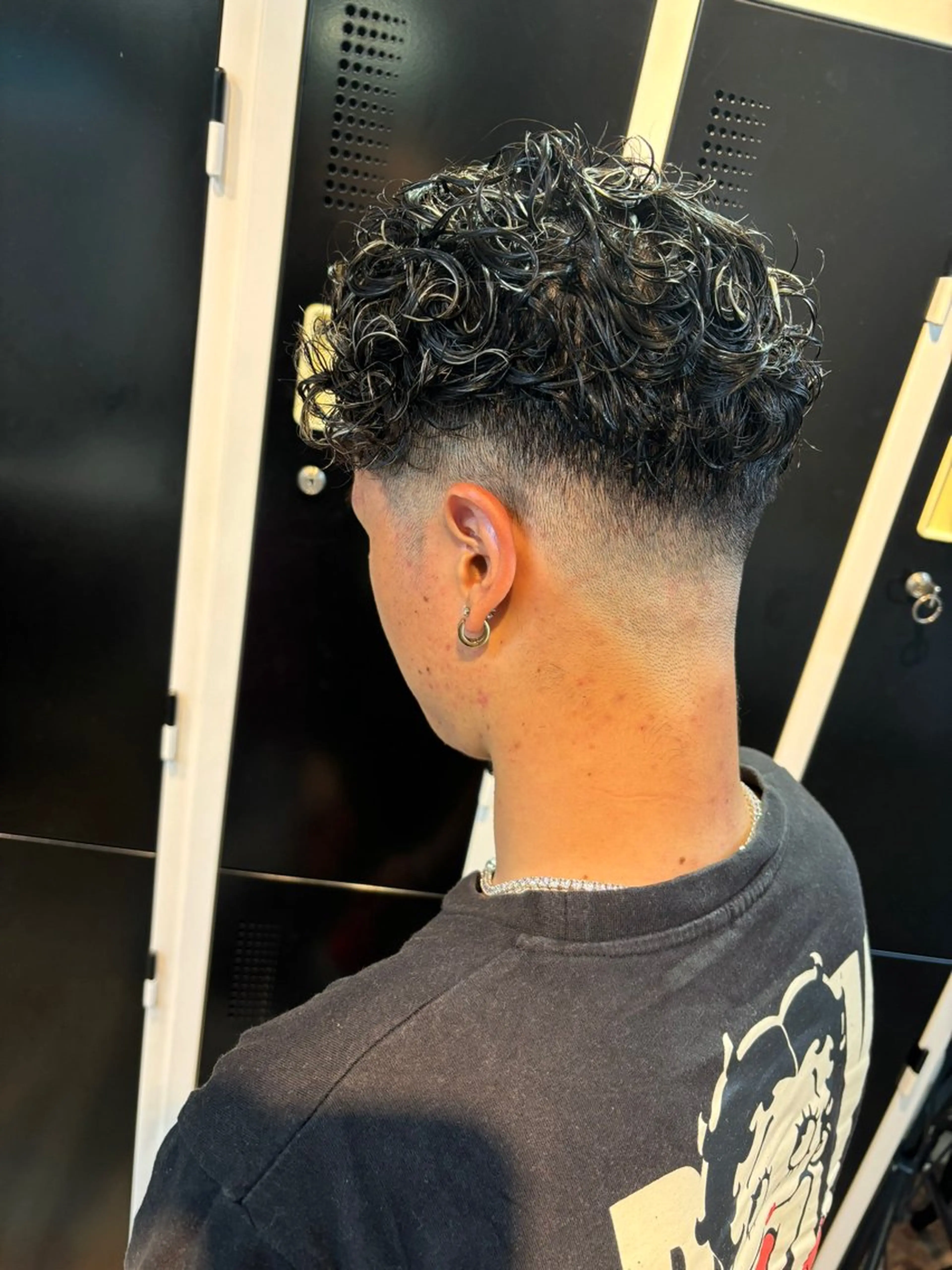メンズ フェードカット メンズハイライト メンズパーマ カット パーマ ハイーンカラー/外国 人風カラー/ミノリのヘアスタイル