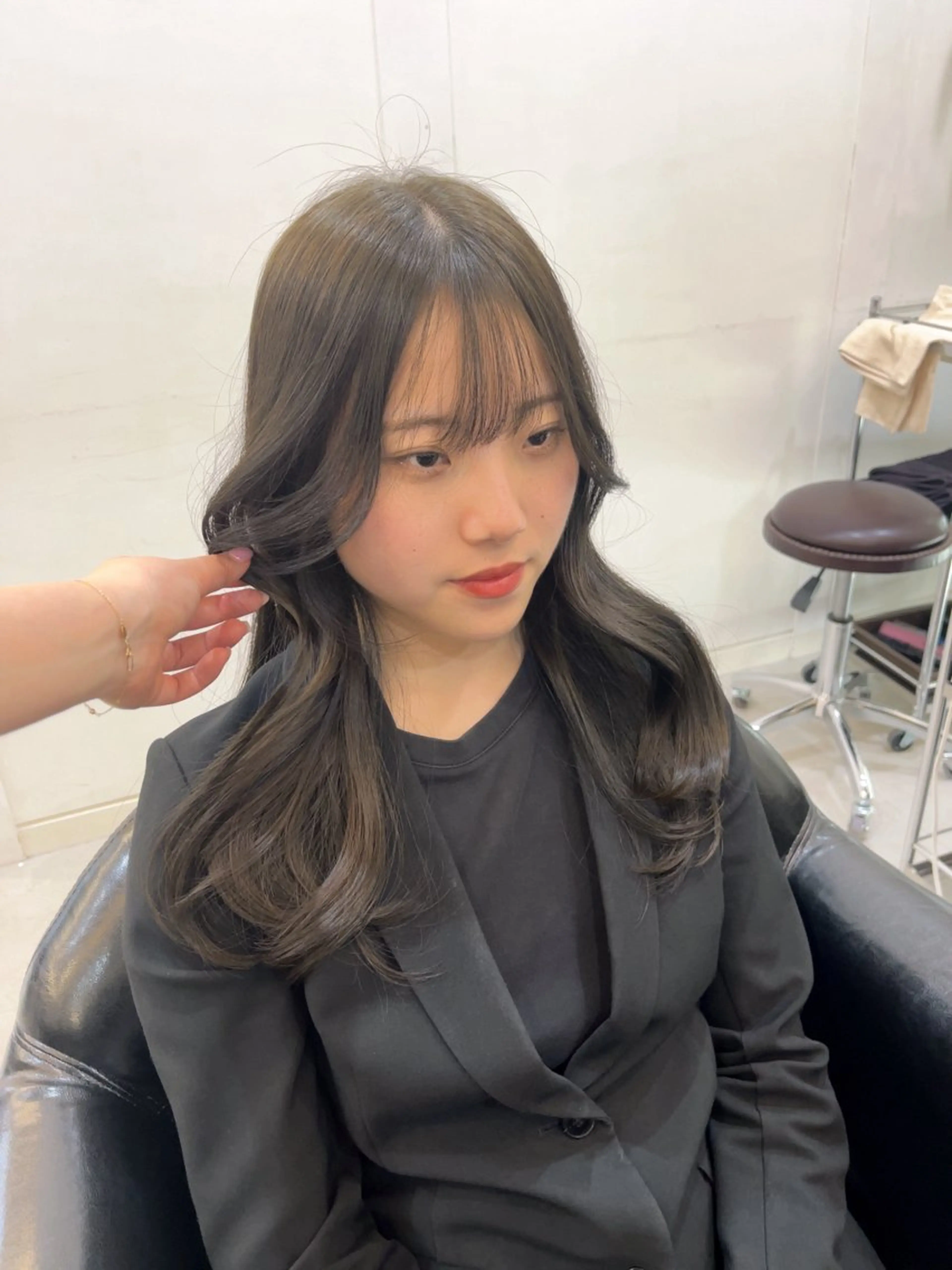 セミロング カラー ベージュカラー 透明感カラー オリーブベージュ ヘアカラー トリートメント ユナ🎀レイヤー /韓国/ハイトーンのヘアスタイル