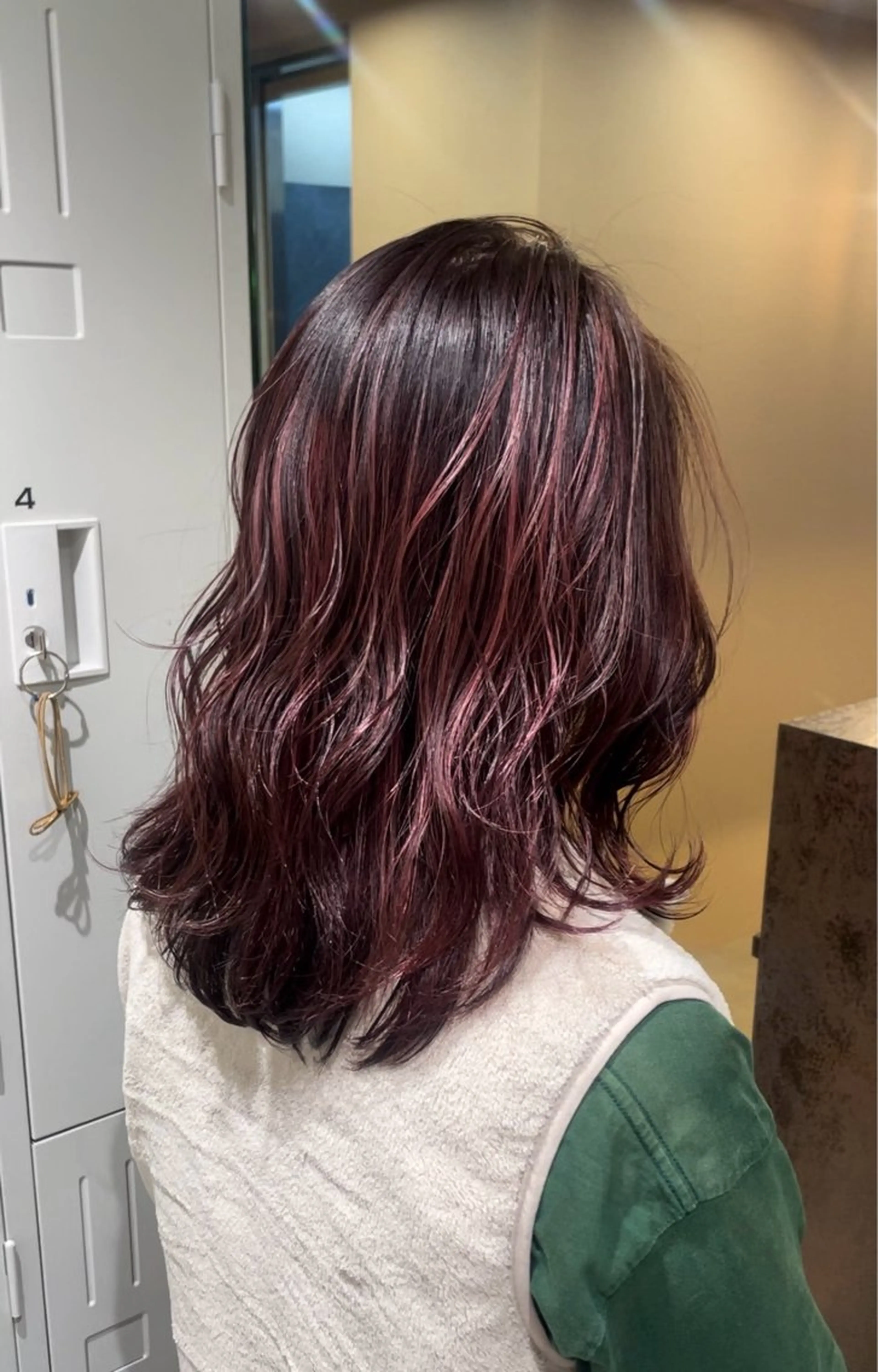 ミディアム カラー ハイライトカラー ピンクカラー ローズカラー ハイライト 暖色/ブリーチ/メン ズパーマ/ﾐﾜﾁｶｺのヘアスタイル